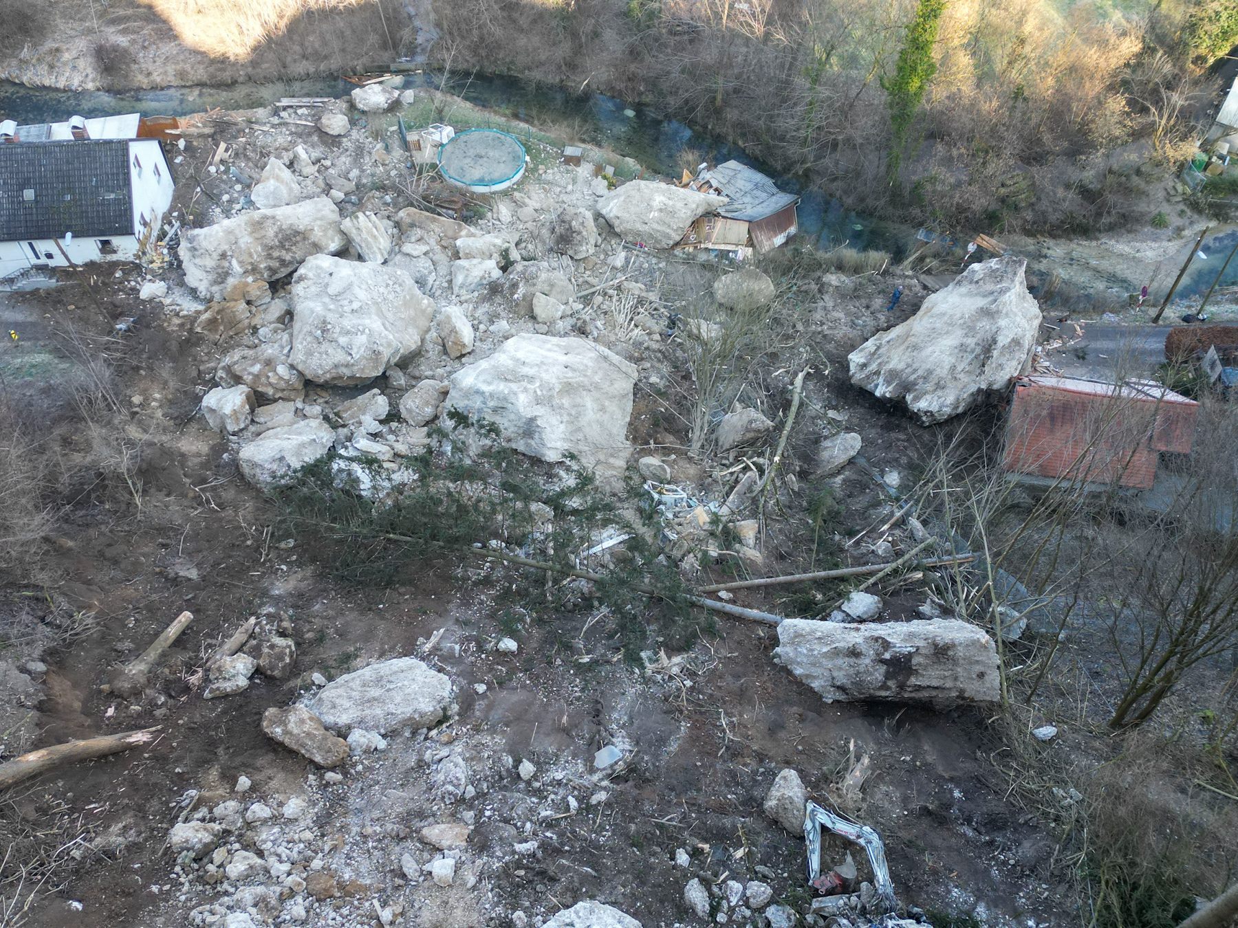 Arbeiter in steilem Gelände von Felsen getroffen. Arbeiter in steilem Gelände von Felsen getroffen.