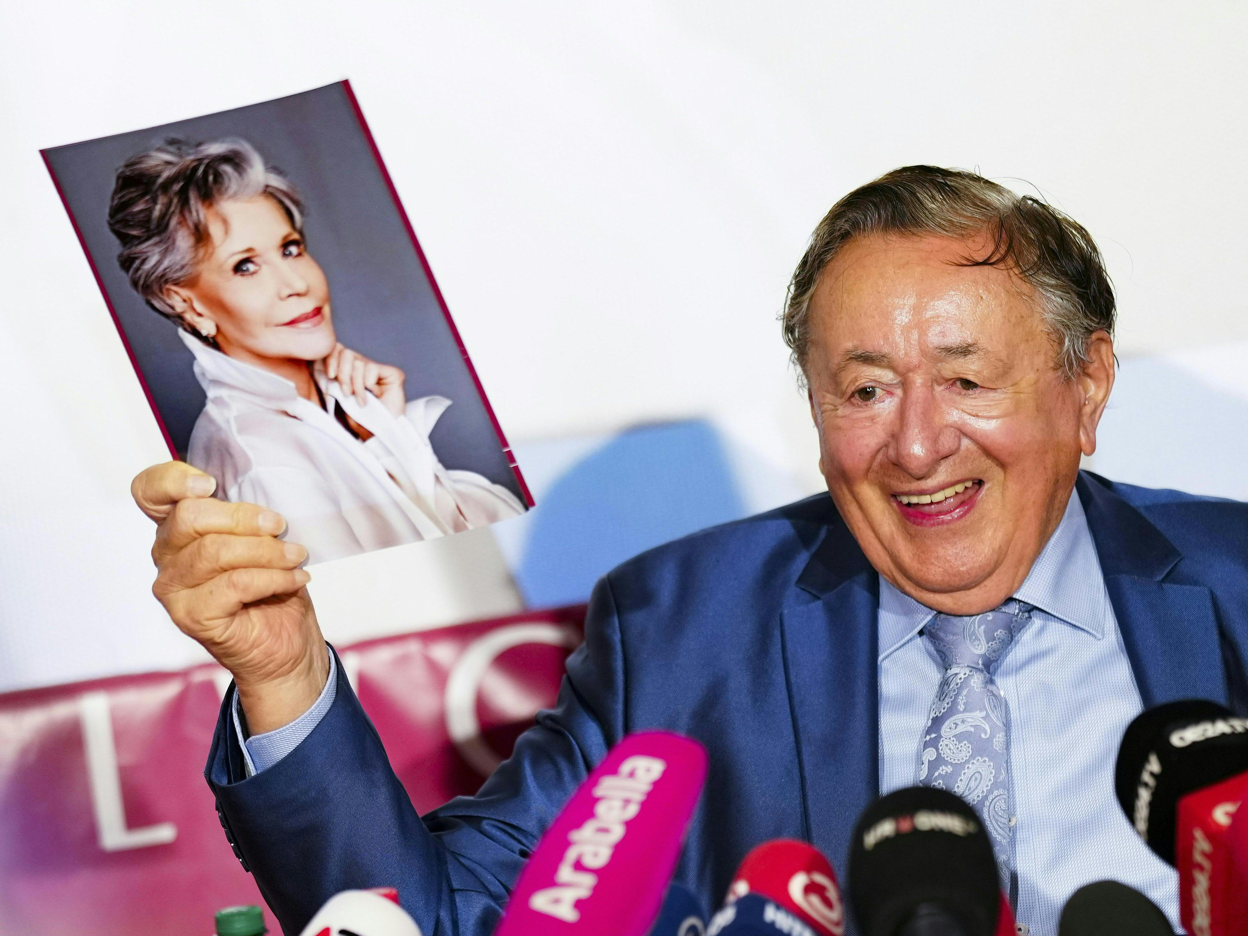 Richard Lugner zeigt ein Foto von Jane Fonda. Richard Lugner zeigt ein Foto von Jane Fonda.