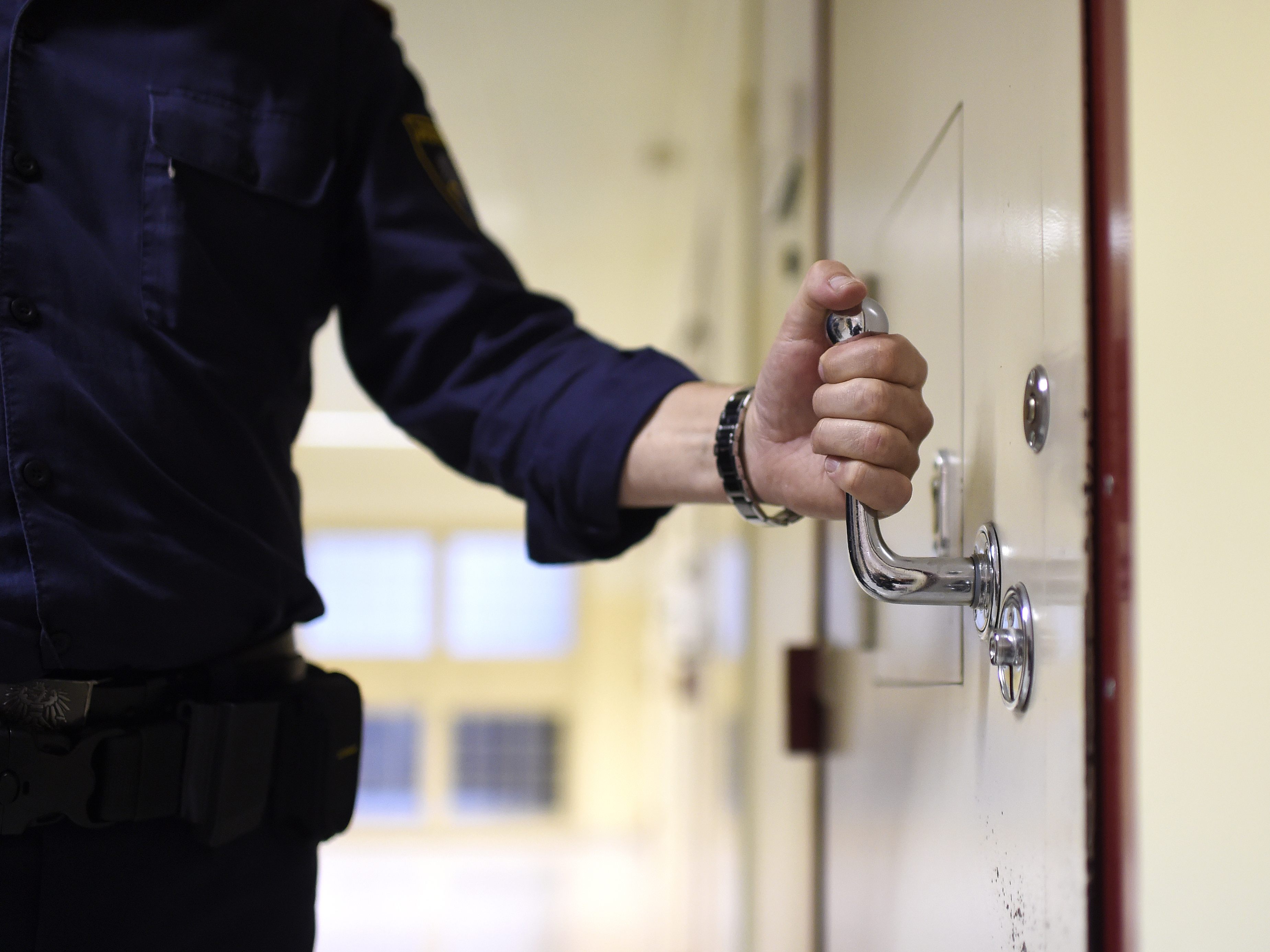 U-Haft für einen 20-Jährigen nach Regenschirm-Attacke auf Kameraden. U-Haft für einen 20-Jährigen nach Regenschirm-Attacke auf Kameraden.