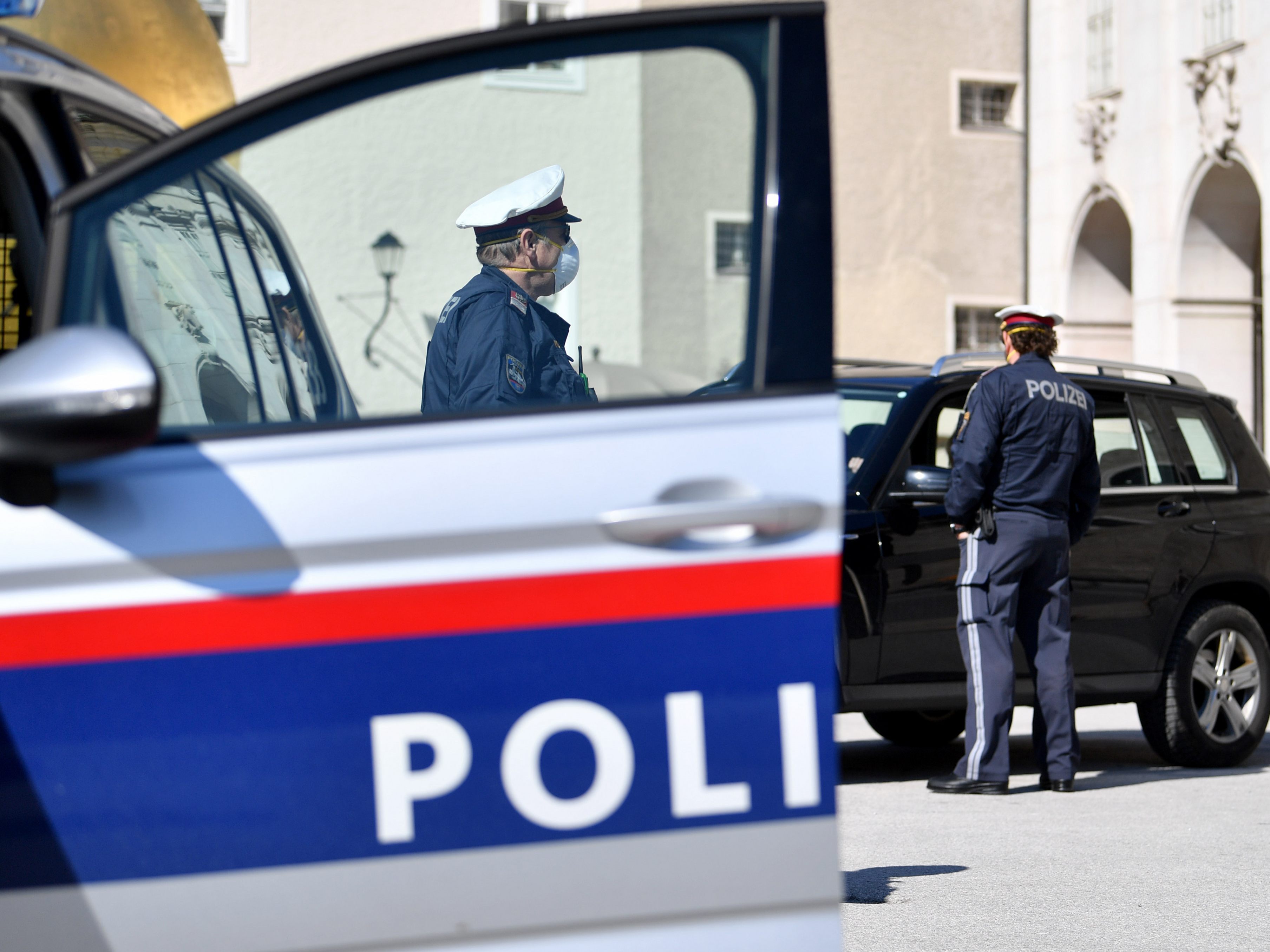 Ein 40-Jähriger schlug seine Ehefrau und die beiden gemeinsamen Töchter über Jahre hinweg immer wieder. Ein 40-Jähriger schlug seine Ehefrau und die beiden gemeinsamen Töchter über Jahre hinweg immer wieder.