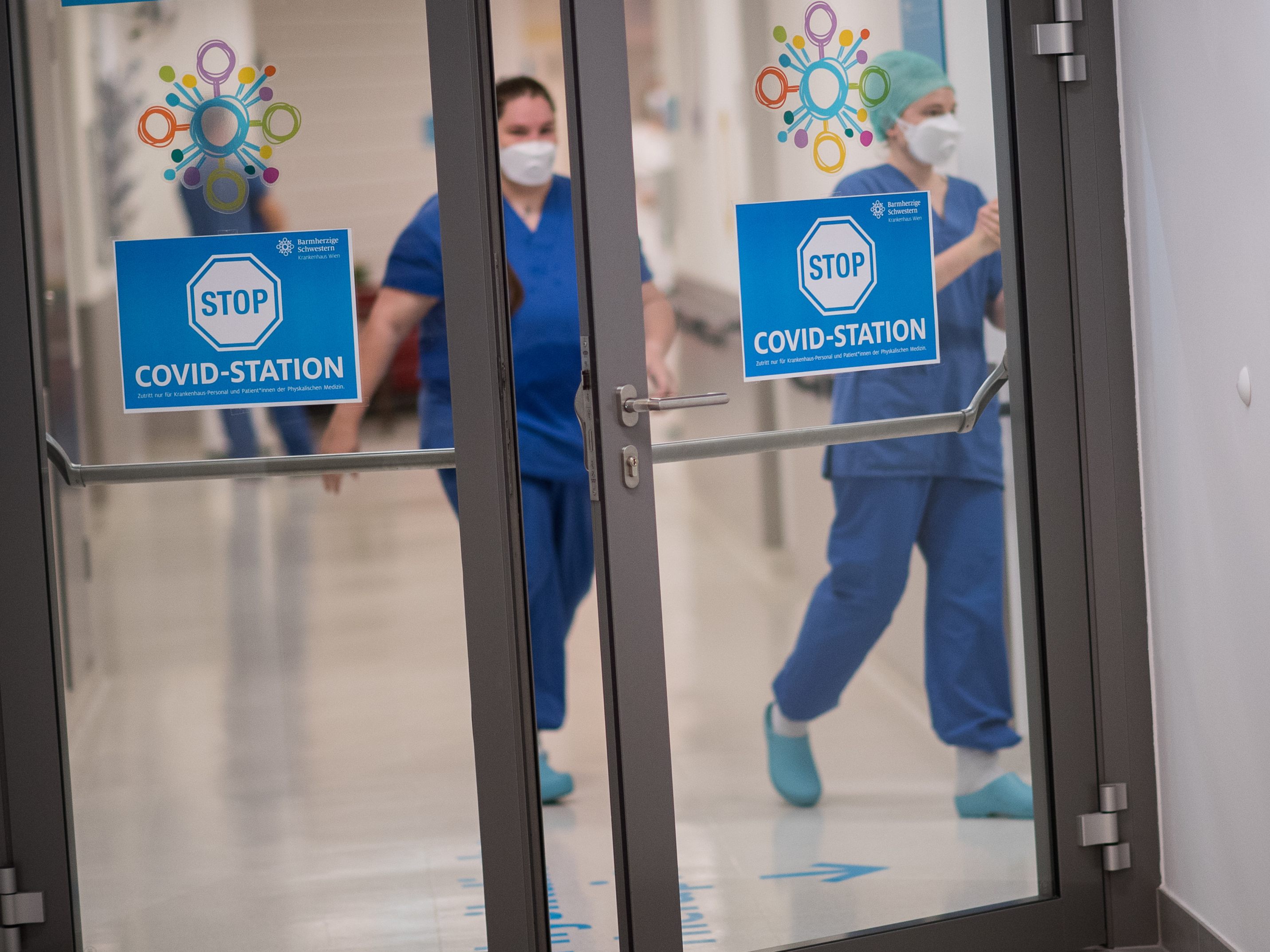 Das Corona-Prognoseexperten erwarten weiteres Plus in den Spitälern.