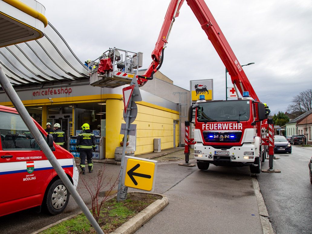 Der Sturm riss in NÖ das Vordach einer Tankstelle aus der Verankerung.