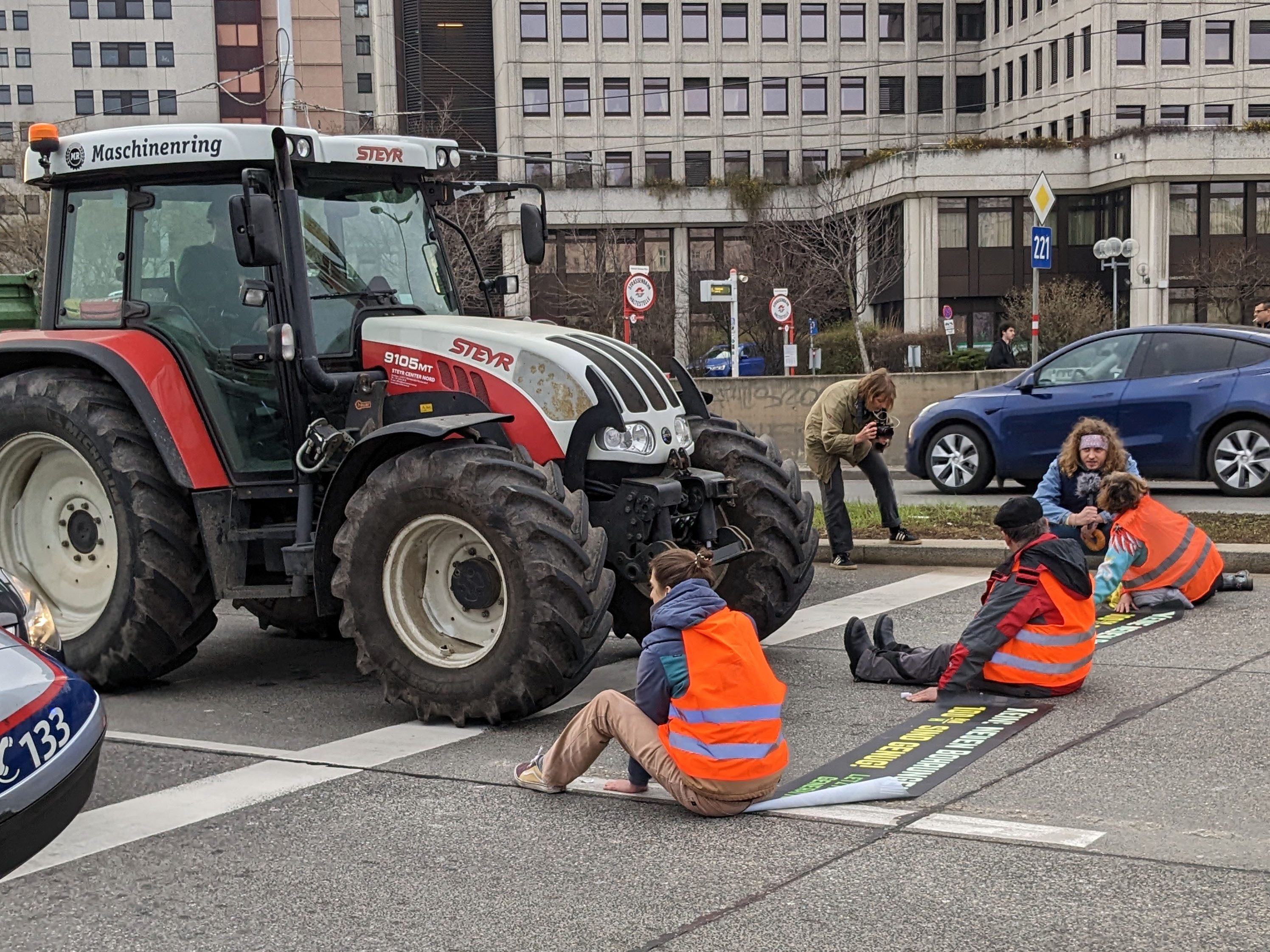 In Wien quasi Alltag: "Klima-Kleber" blockieren den Verkehr.