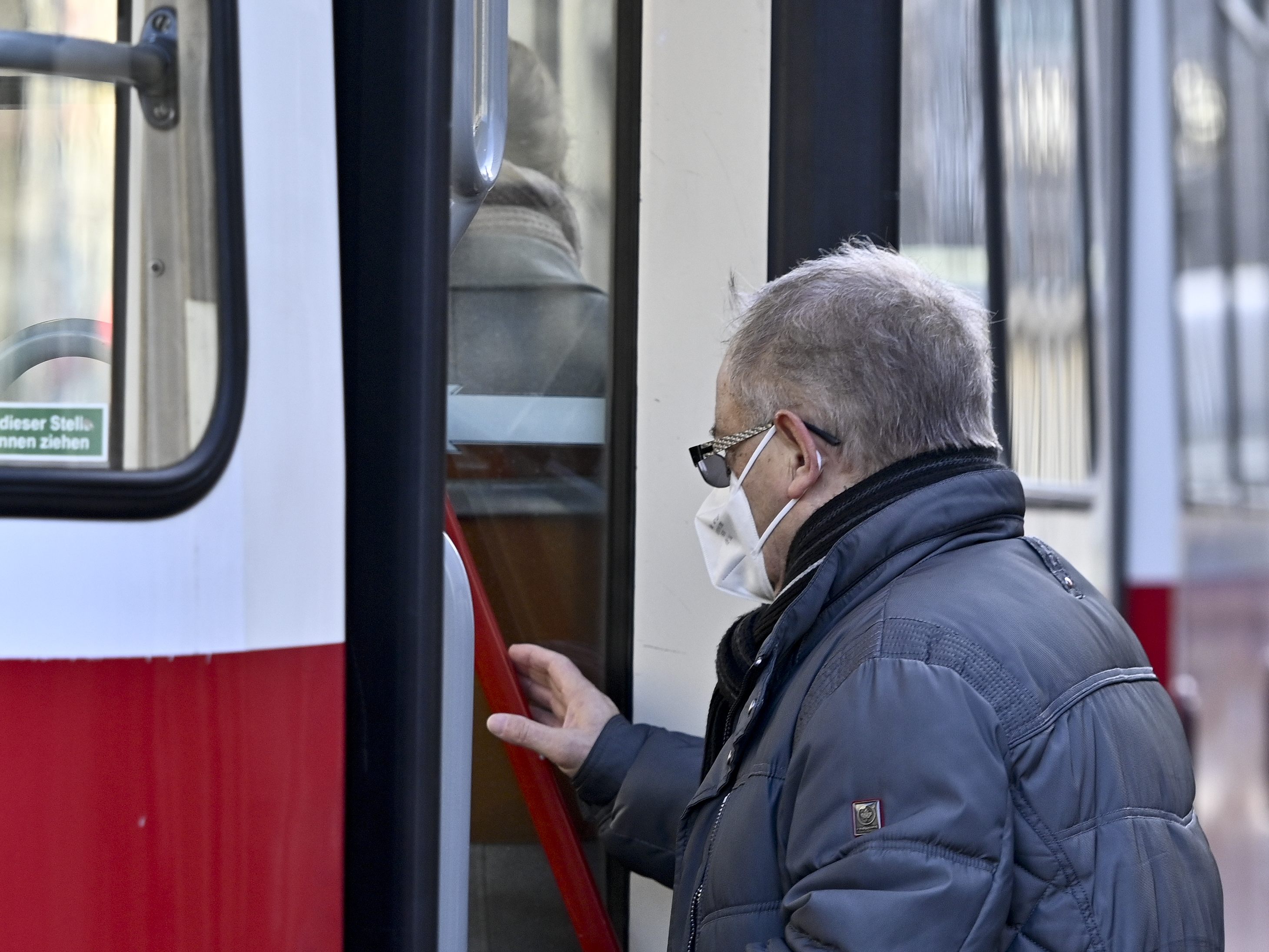 Ab Mär öffnen die vorderen Bus- und Straßenbahn-Türen der Wiener Linien wieder für Fahrgäste. Ab Mär öffnen die vorderen Bus- und Straßenbahn-Türen der Wiener Linien wieder für Fahrgäste.
