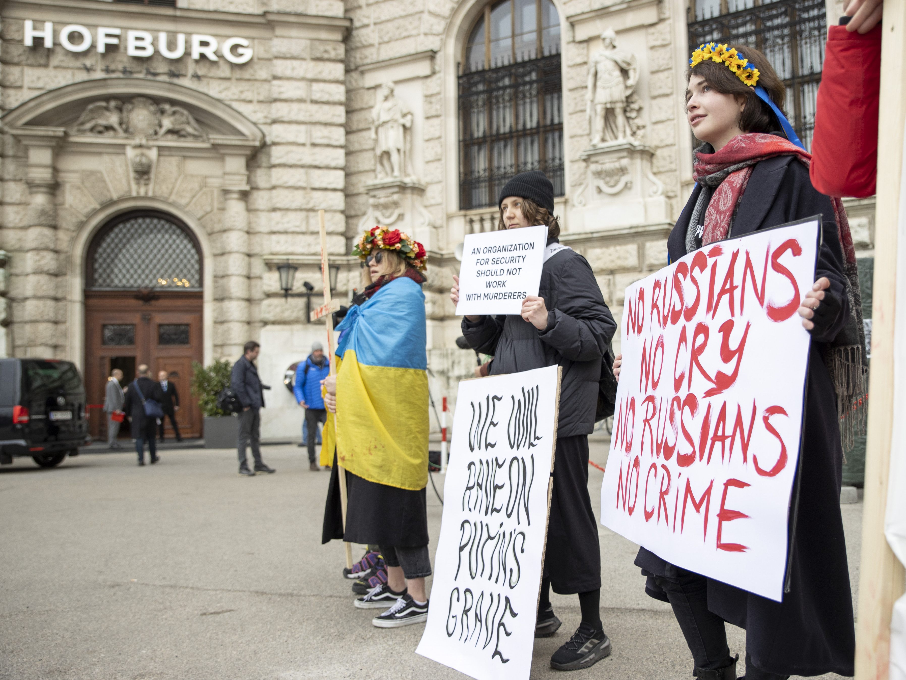 Am Donnerstag startete die OSZE-Tagung in Wien. Vor der Hofburg demonstrierte die ukrainische Diaspora gegen die Teilnahme russischer Abgeordneter an dem Treffen. Am Donnerstag startete die OSZE-Tagung in Wien. Vor der Hofburg demonstrierte die ukrainische Diaspora gegen die Teilnahme russischer Abgeordneter an dem Treffen.