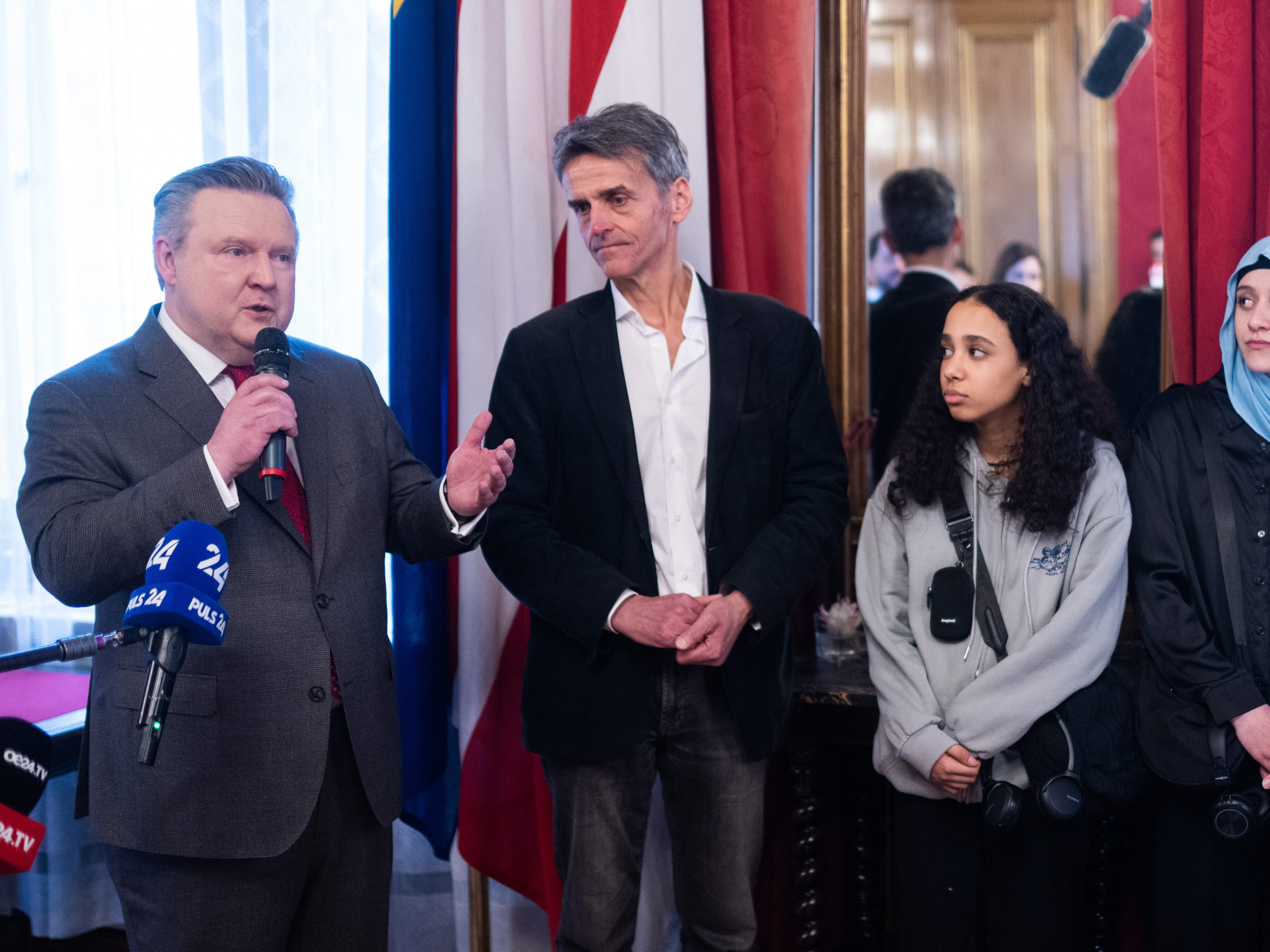 Nachdem Waldhäusl-Sager war jene Schulklasse, der die Aussage galt, am Montag bei Bürgermeister Michael Ludwig (SPÖ) im Wiener Rathaus zu Besuch. Nachdem Waldhäusl-Sager war jene Schulklasse, der die Aussage galt, am Montag bei Bürgermeister Michael Ludwig (SPÖ) im Wiener Rathaus zu Besuch.