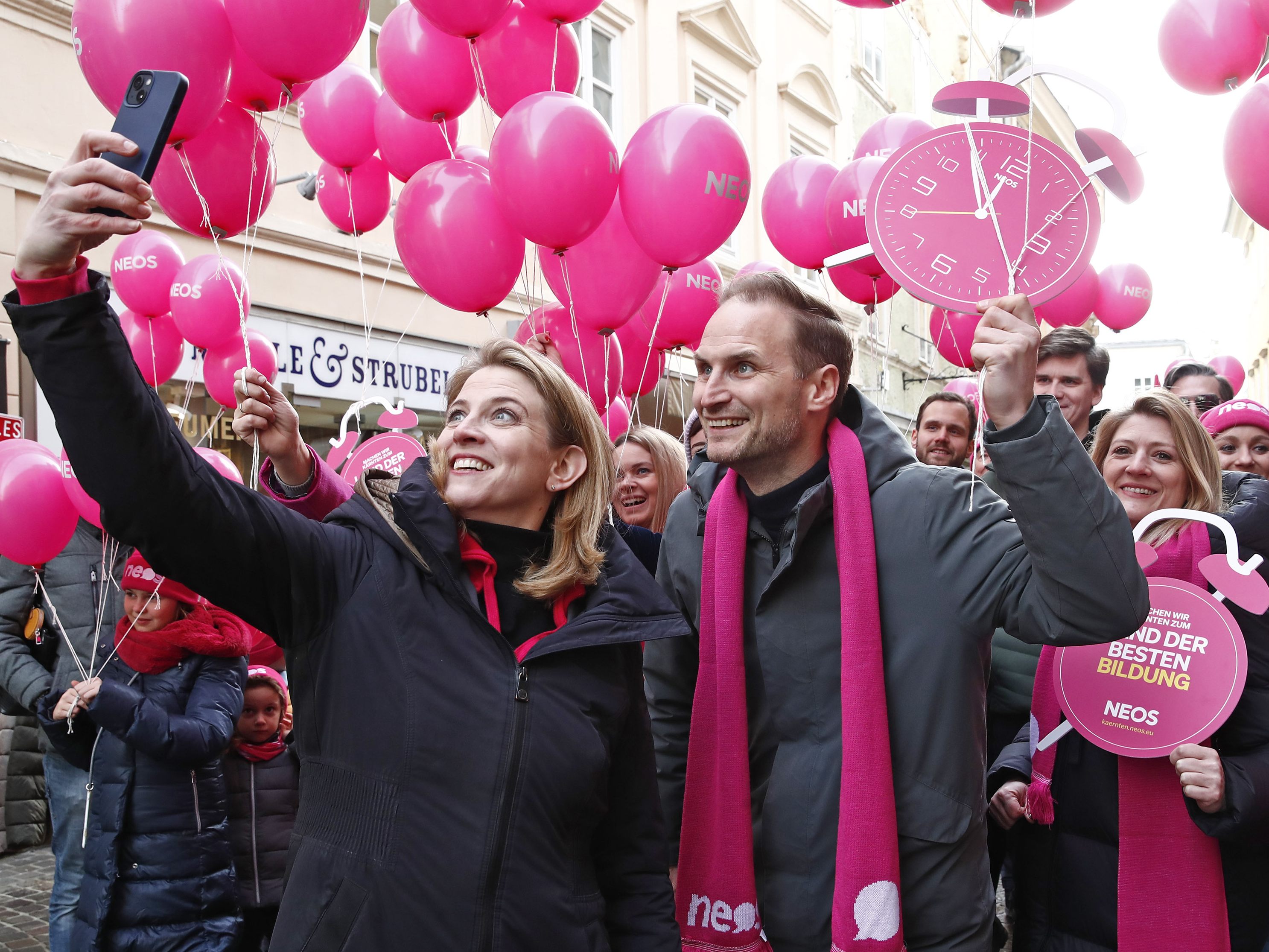Mit einem pinken "Balloonwalk" starteten die NEOS den Wahlkampf in Kärnten. Mit einem pinken "Balloonwalk" starteten die NEOS den Wahlkampf in Kärnten.