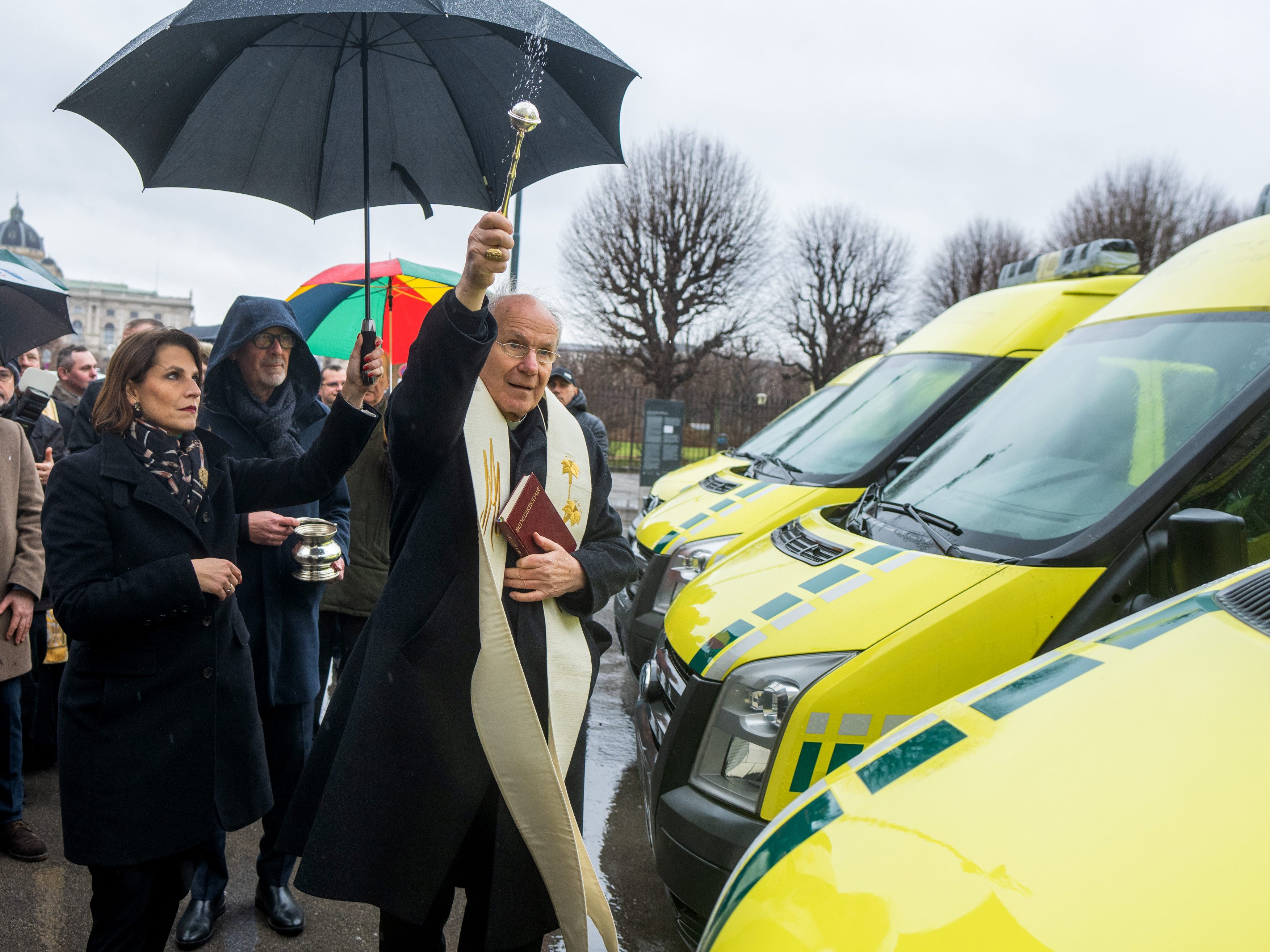 Die von Kardinal Christoph Schönborn in Wien gesegneten Rettungfahrzeuge, sind am Samstag in der Ukraine angekommen. Die von Kardinal Christoph Schönborn in Wien gesegneten Rettungfahrzeuge, sind am Samstag in der Ukraine angekommen.