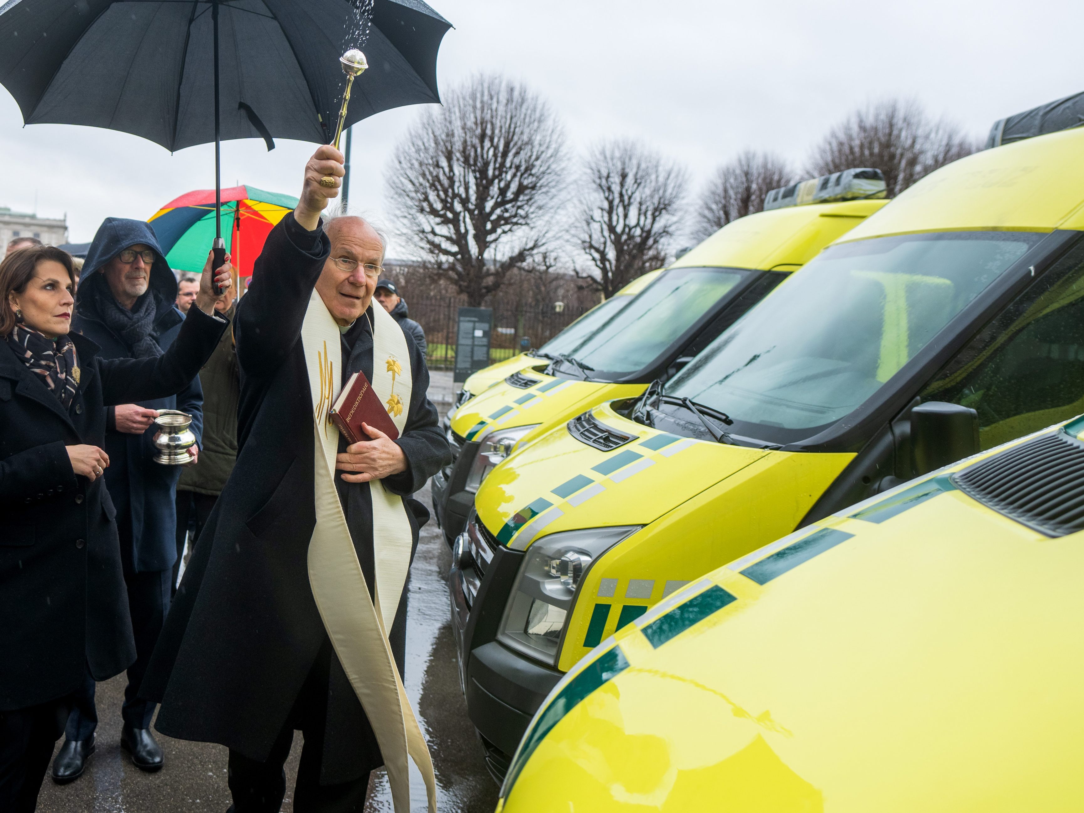 Kardinal Schönborn segnete am Wiener Ballhausplatz die Krankenwagen für die Ukraine.