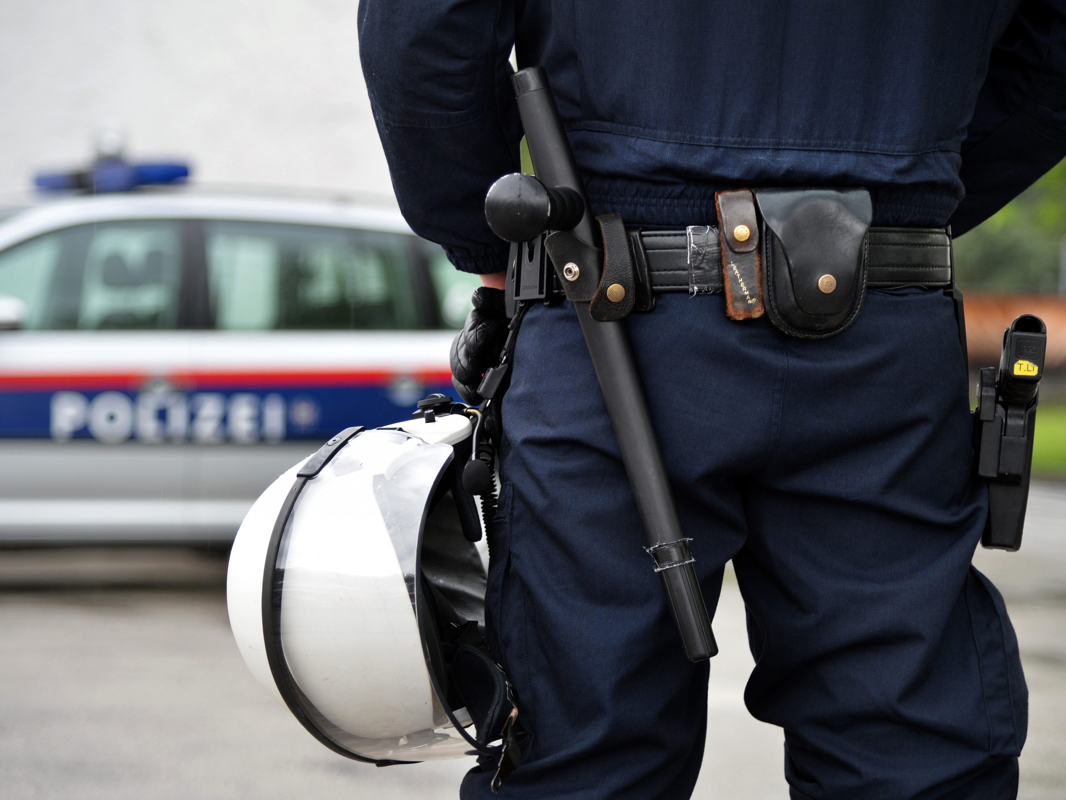 Ein 55-Jähriger stürmte in Wien in die Wohnung seiner Ex-Partnerin und verletzte sie und ihre Tochter mit einer Reizgaspistole. Ein 55-Jähriger stürmte in Wien in die Wohnung seiner Ex-Partnerin und verletzte sie und ihre Tochter mit einer Reizgaspistole.