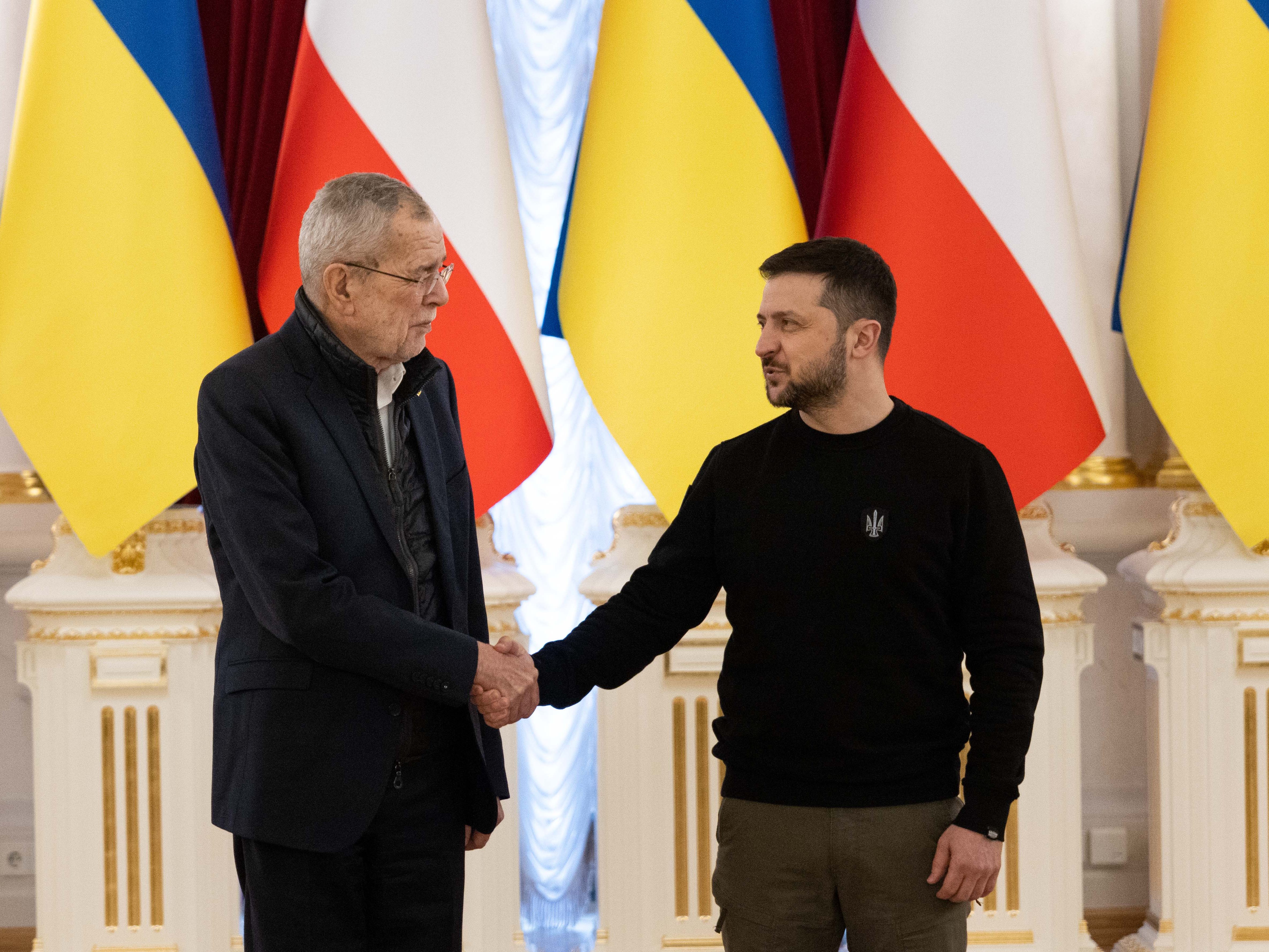 Bundespräsident van der Bellen wurde in Kiew vom ukrainischen Präsidenten Selenskyj empfangen. Bundespräsident van der Bellen wurde in Kiew vom ukrainischen Präsidenten Selenskyj empfangen.