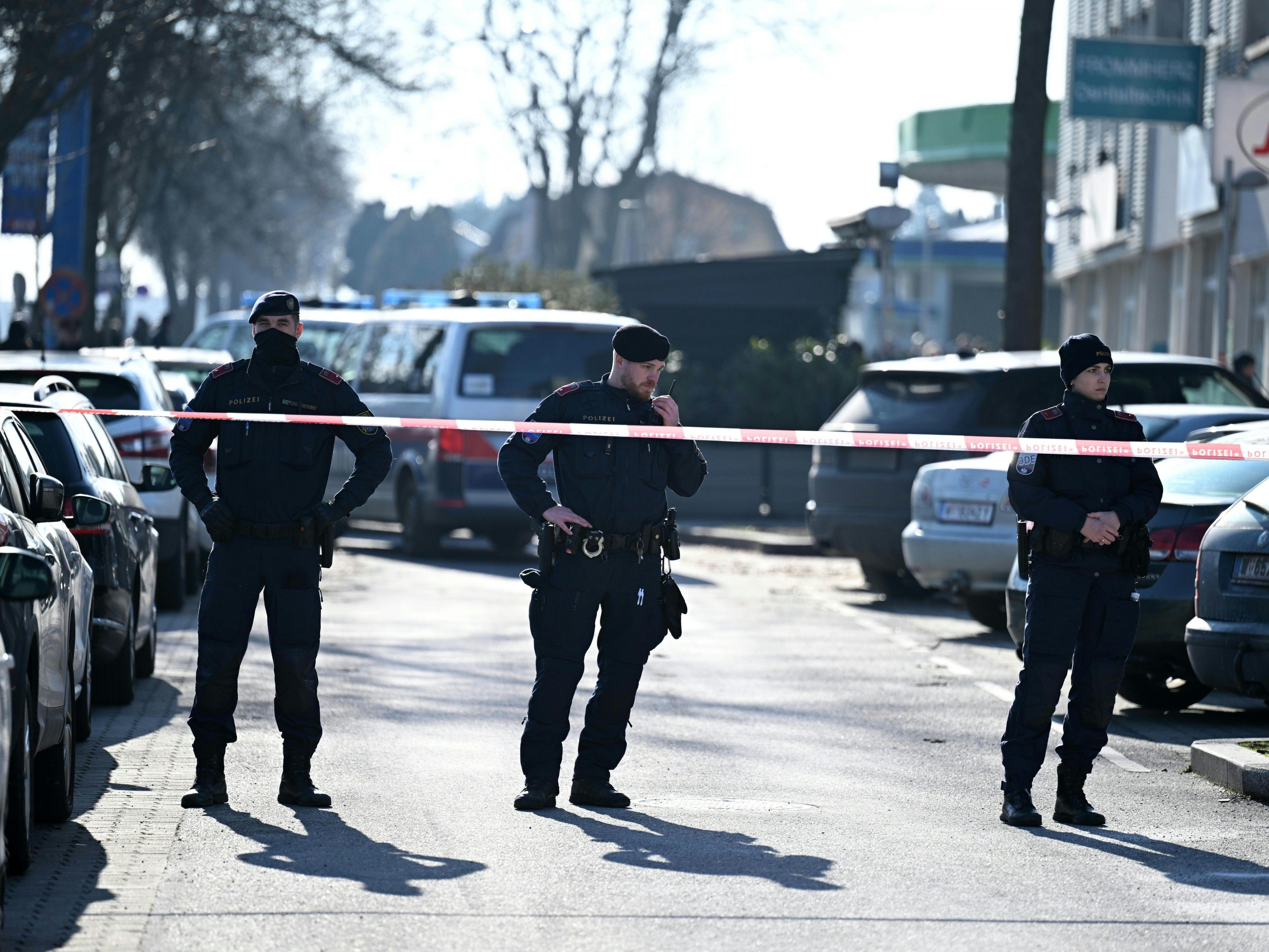Zwei Tote in Wien-Simmering auf der Straße gefunden. Zwei Tote in Wien-Simmering auf der Straße gefunden.
