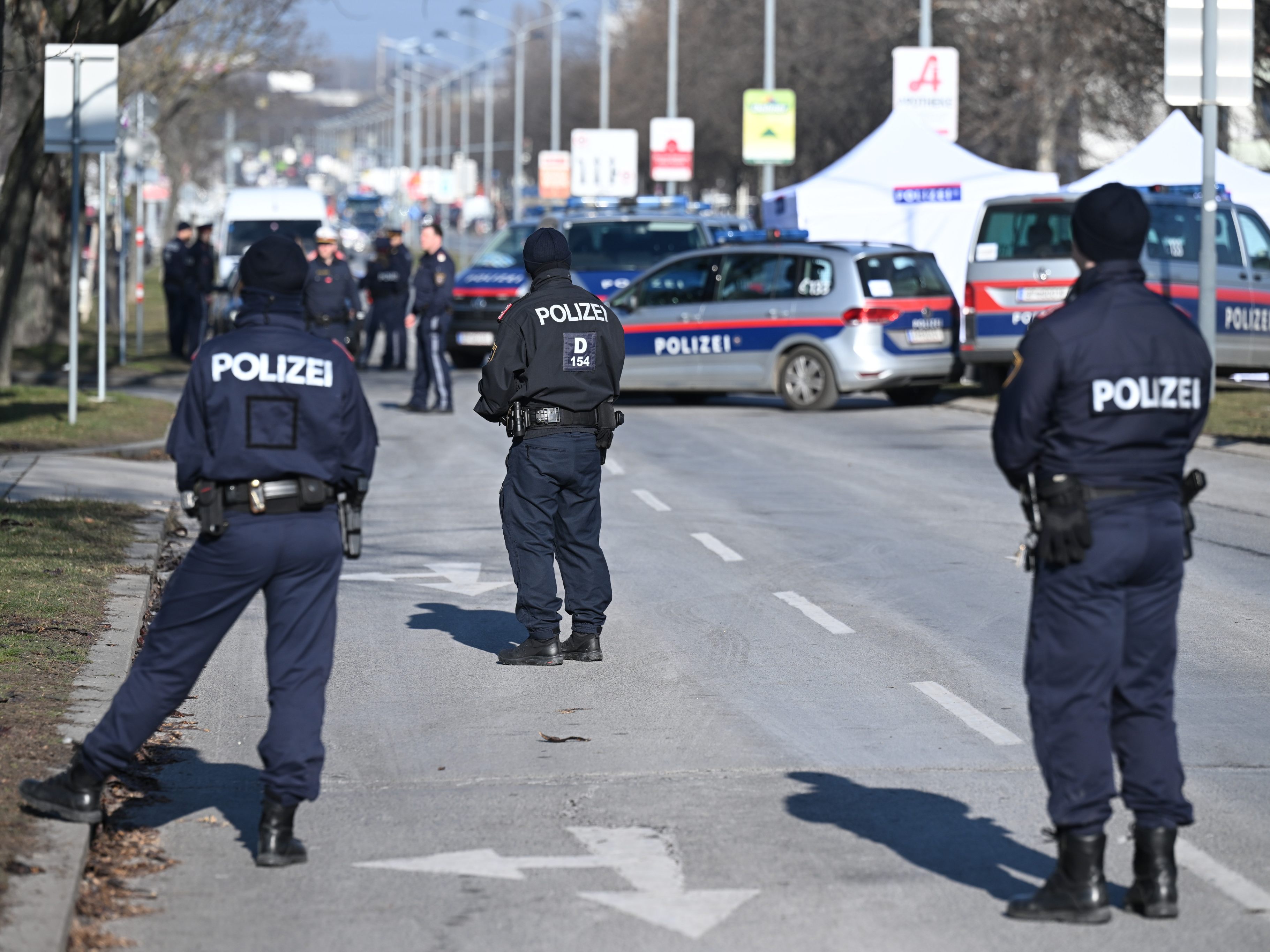 Die Polizei am Ort des Geschehens. Die Polizei am Ort des Geschehens.