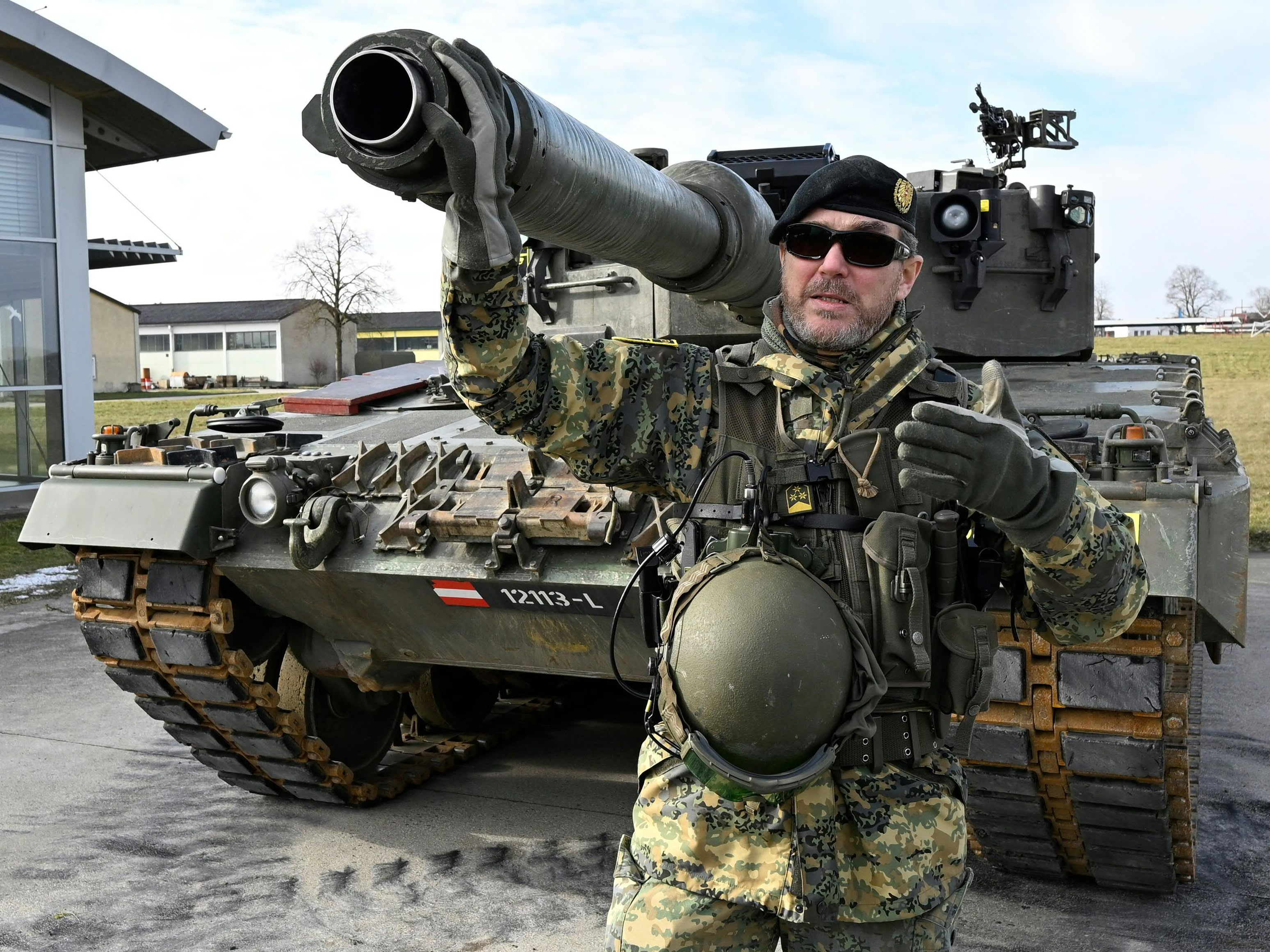 Oberst Jörg Loidolt bei der Vorführung des Kampfpanzers Leopard 2A4 in der Hessen Kaserne in Wels. Oberst Jörg Loidolt bei der Vorführung des Kampfpanzers Leopard 2A4 in der Hessen Kaserne in Wels.