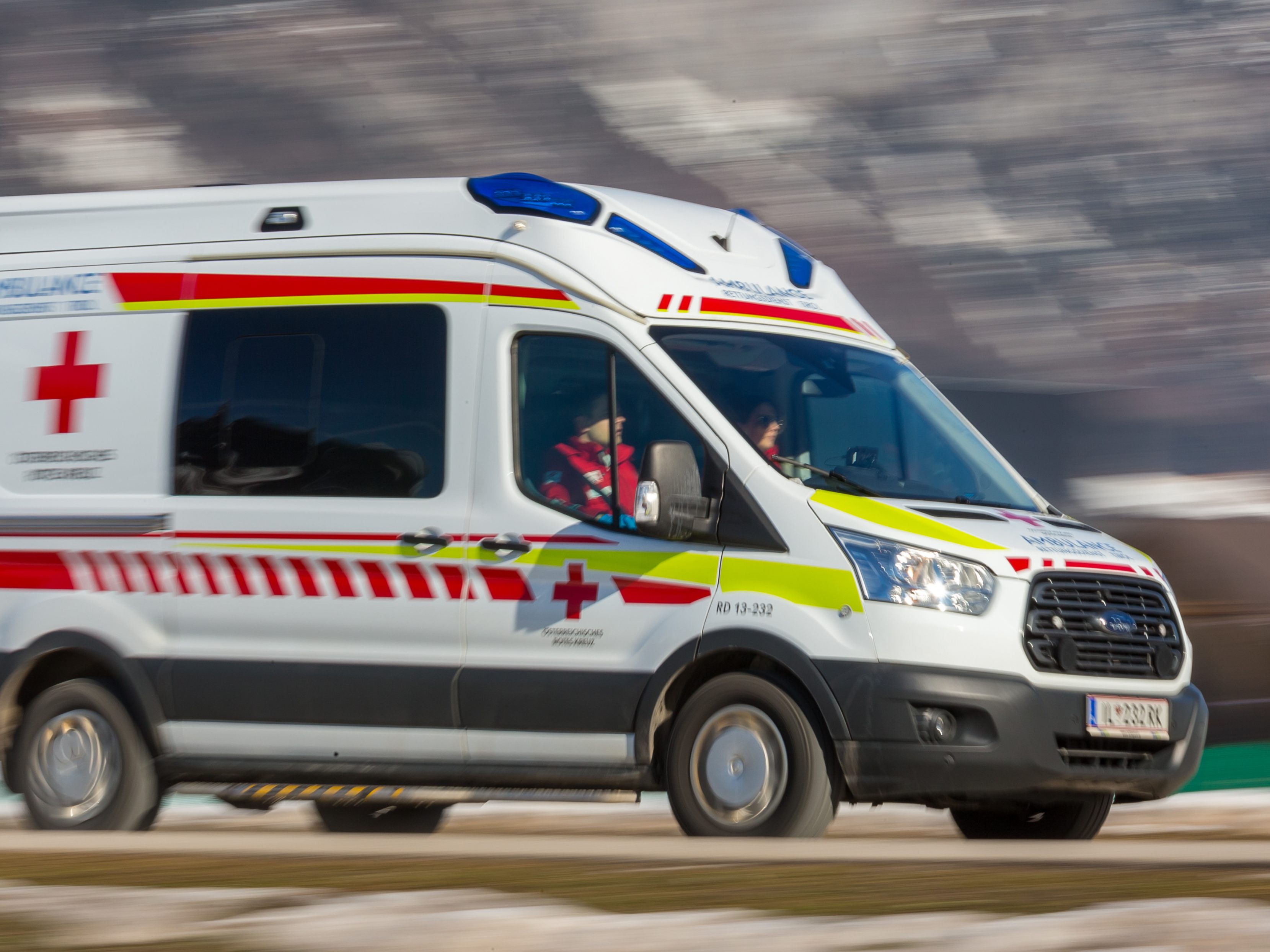 Nach einem Unfall mit einem Rettungsauto laufen nun die Ermittlungen. Nach einem Unfall mit einem Rettungsauto laufen nun die Ermittlungen.