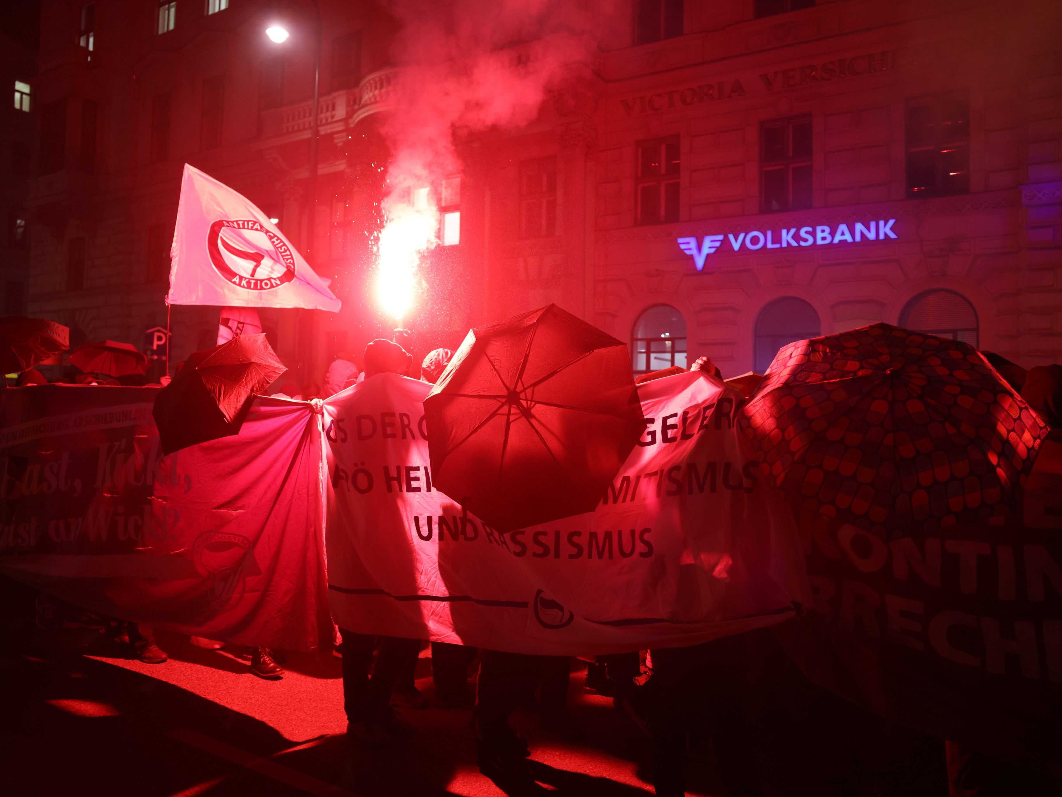 Der Demozug hat sich in Bewegung gesetzt. Der Demozug hat sich in Bewegung gesetzt.