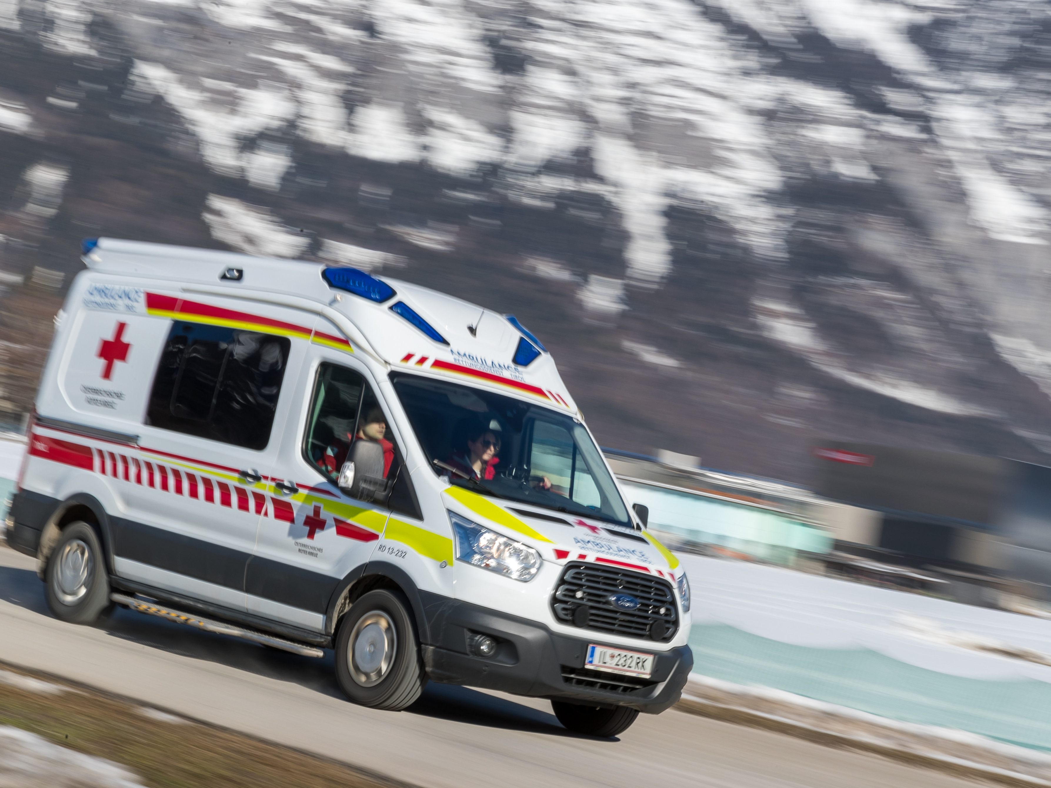 Bei einem Pkw-Unfall in Niederösterreich wurden fünf Jugendliche verletzt. Bei einem Pkw-Unfall in Niederösterreich wurden fünf Jugendliche verletzt.