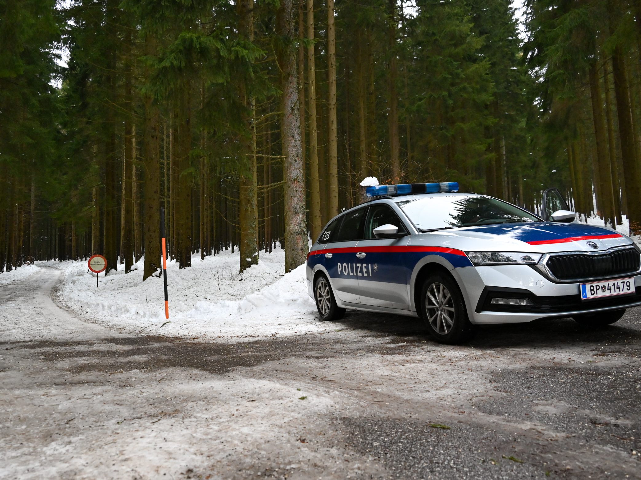 Nachdem am Sonntag eine tote Frau in Oberösterreich gefunden wurde, konnte die Polizei einen Verdächtigen festnehmen. Nachdem am Sonntag eine tote Frau in Oberösterreich gefunden wurde, konnte die Polizei einen Verdächtigen festnehmen.