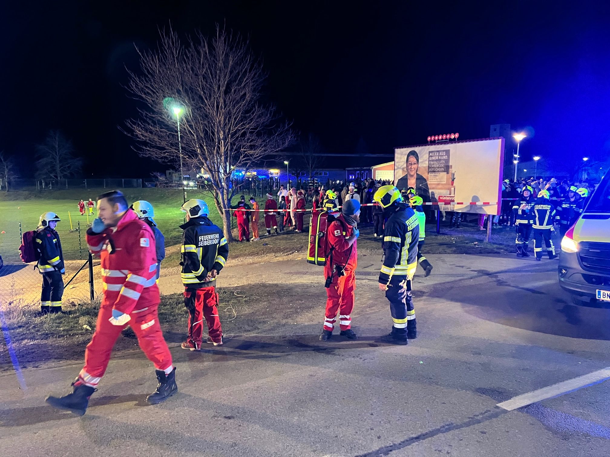 Unfall bei Faschingsumzug im Bezirk Baden: Lenker soll befragt werden. Unfall bei Faschingsumzug im Bezirk Baden: Lenker soll befragt werden.