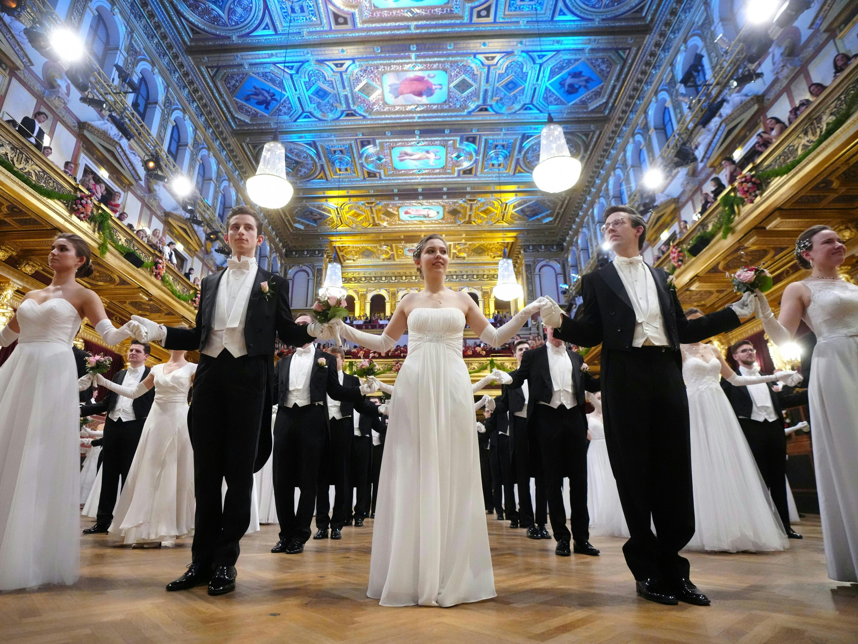 Die Ballsaison ist ein wichtiger Wirtschaftsfaktor in Österreich. Die Ballsaison ist ein wichtiger Wirtschaftsfaktor in Österreich.