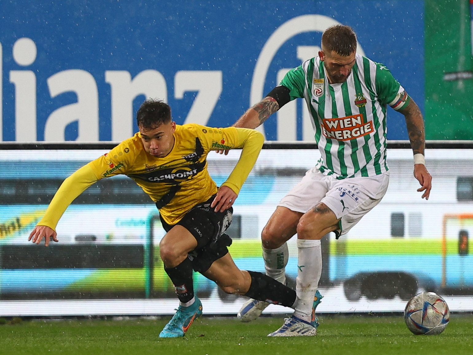 Bei schwierigen Platzverhältnissen gelang Rapid Wien ein 3:0-Sieg gegen Altach. Bei schwierigen Platzverhältnissen gelang Rapid Wien ein 3:0-Sieg gegen Altach.