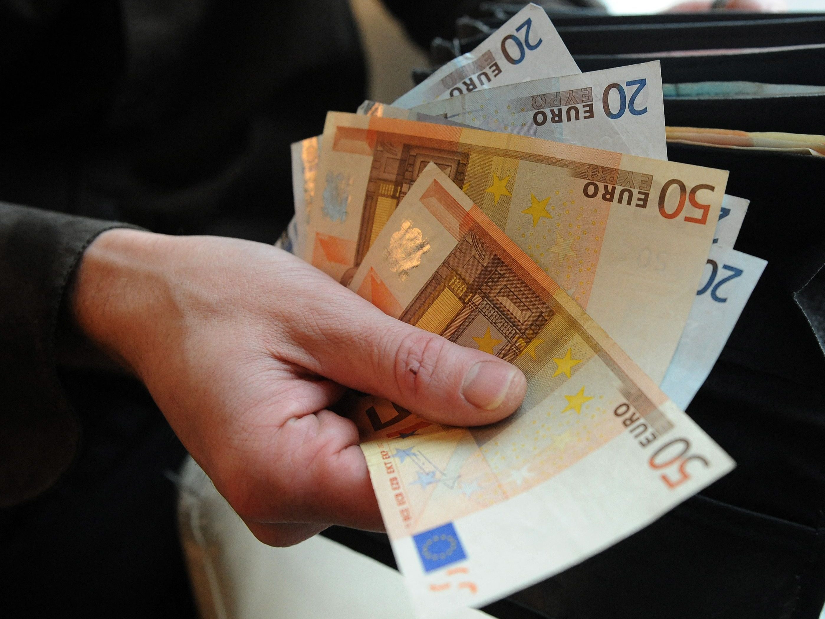 Die Gewerkschaft will für Bank-Angestellte deutlich mehr Geld für weniger Arbeit. Die Gewerkschaft will für Bank-Angestellte deutlich mehr Geld für weniger Arbeit.