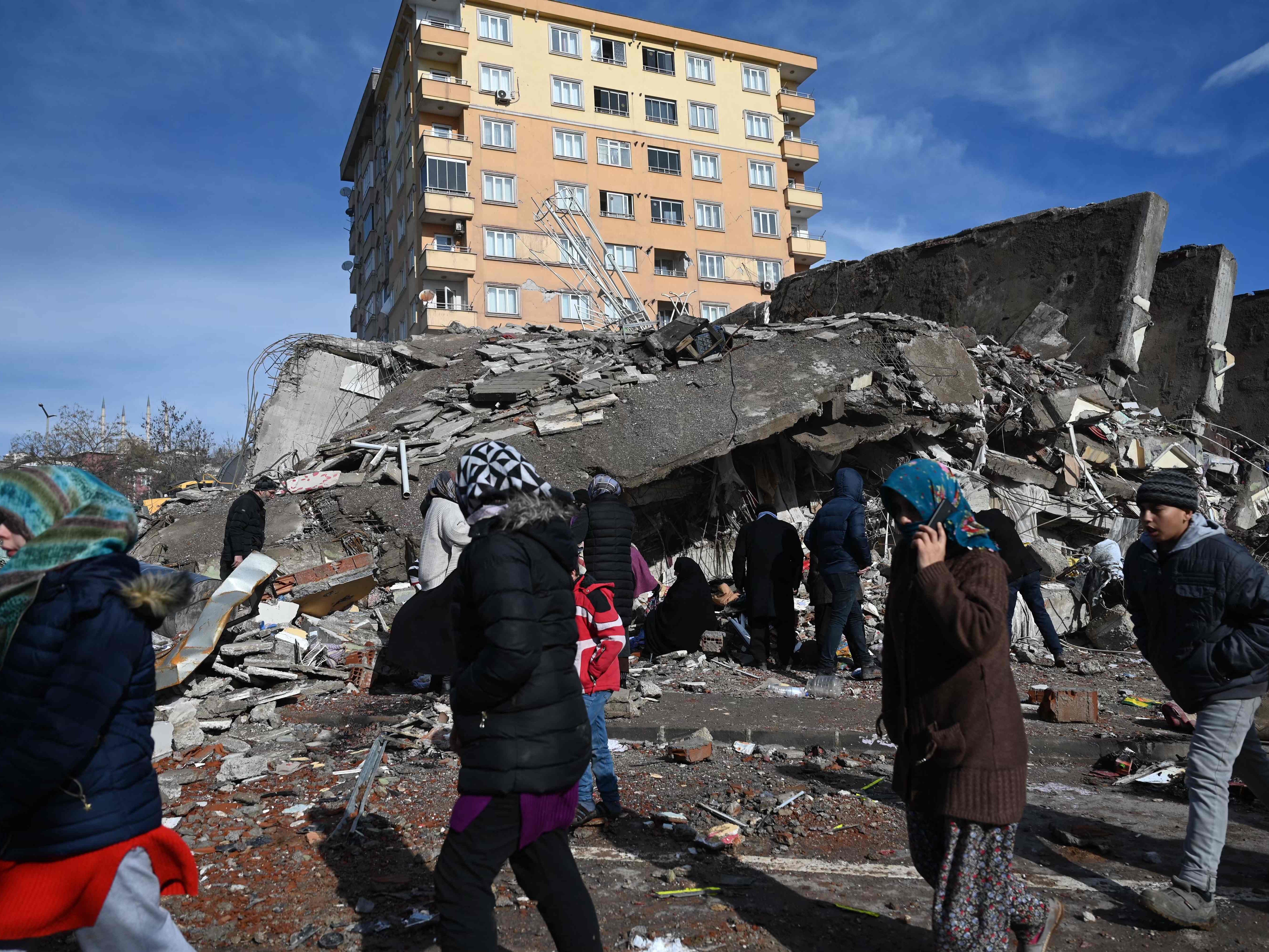 Erdbeben in Türkei und Syrien - Opferzahl nun bei über 6.200. Erdbeben in Türkei und Syrien - Opferzahl nun bei über 6.200.