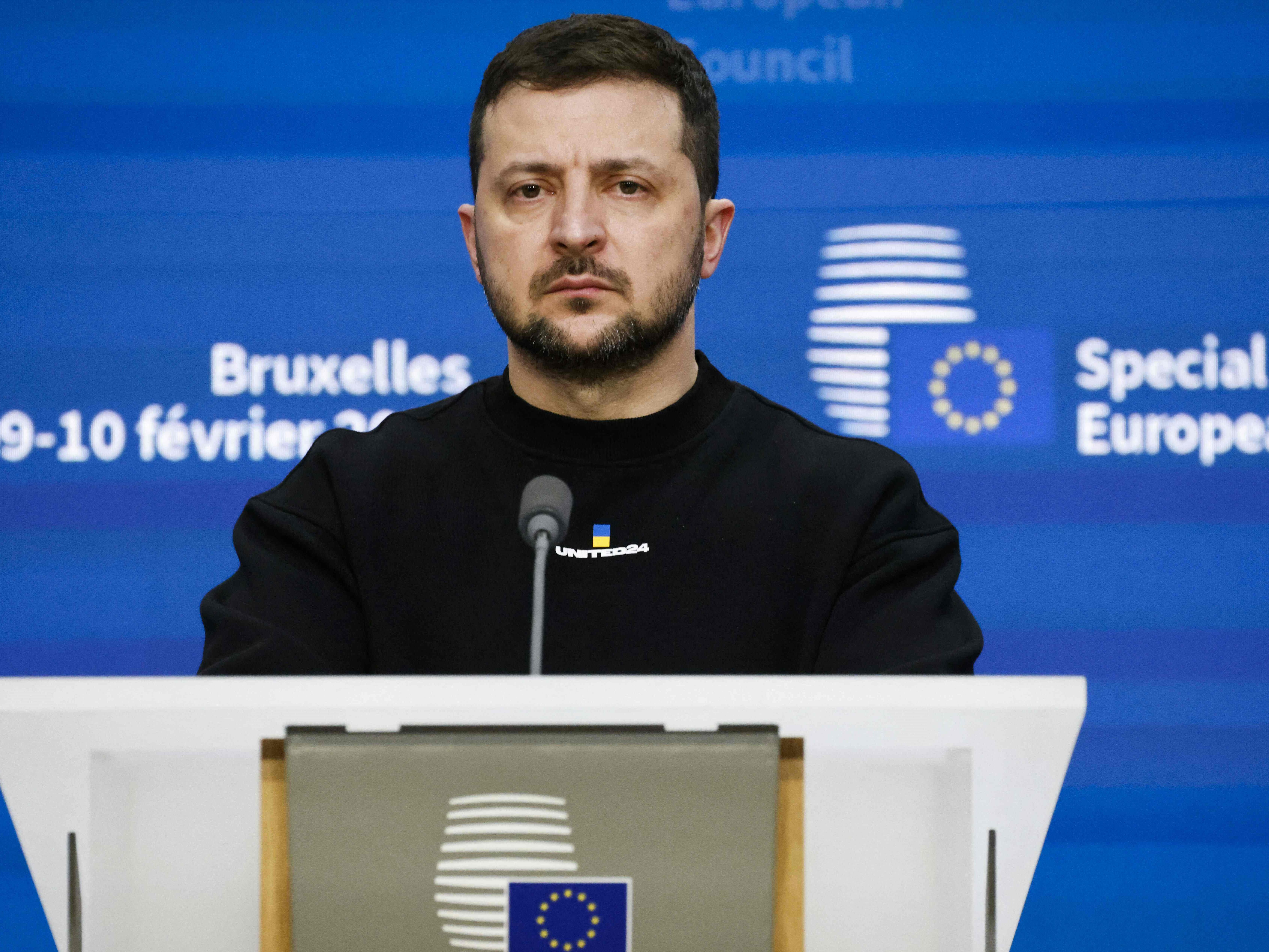 Der ukrainische Präsident Wolodymyr Selenskyj verteilte beim EU-Gipfel in Brüssel Listen mit Waffenwünschen. Der ukrainische Präsident Wolodymyr Selenskyj verteilte beim EU-Gipfel in Brüssel Listen mit Waffenwünschen.