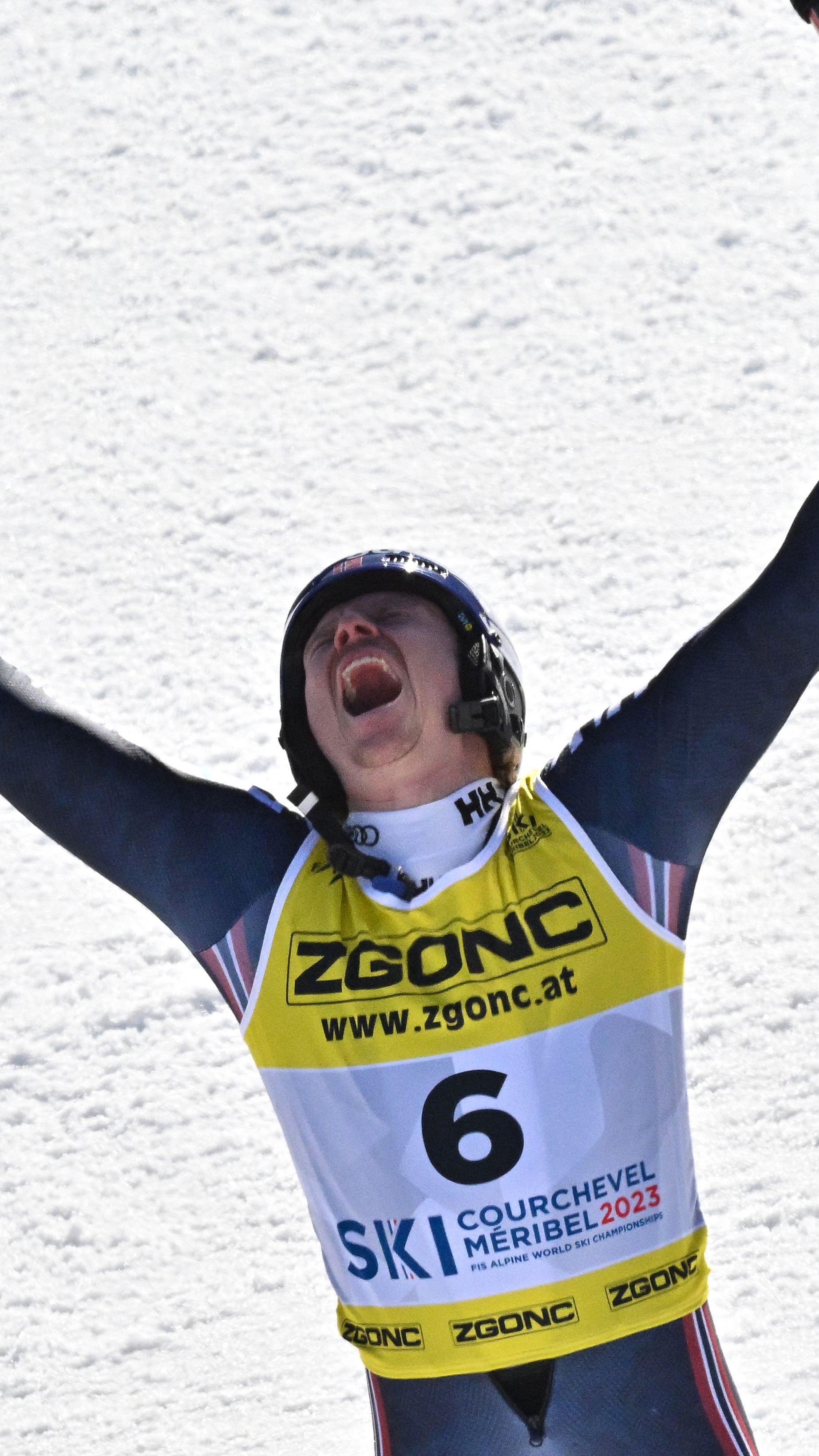 Kristoffersen feiert seinen Sieg.