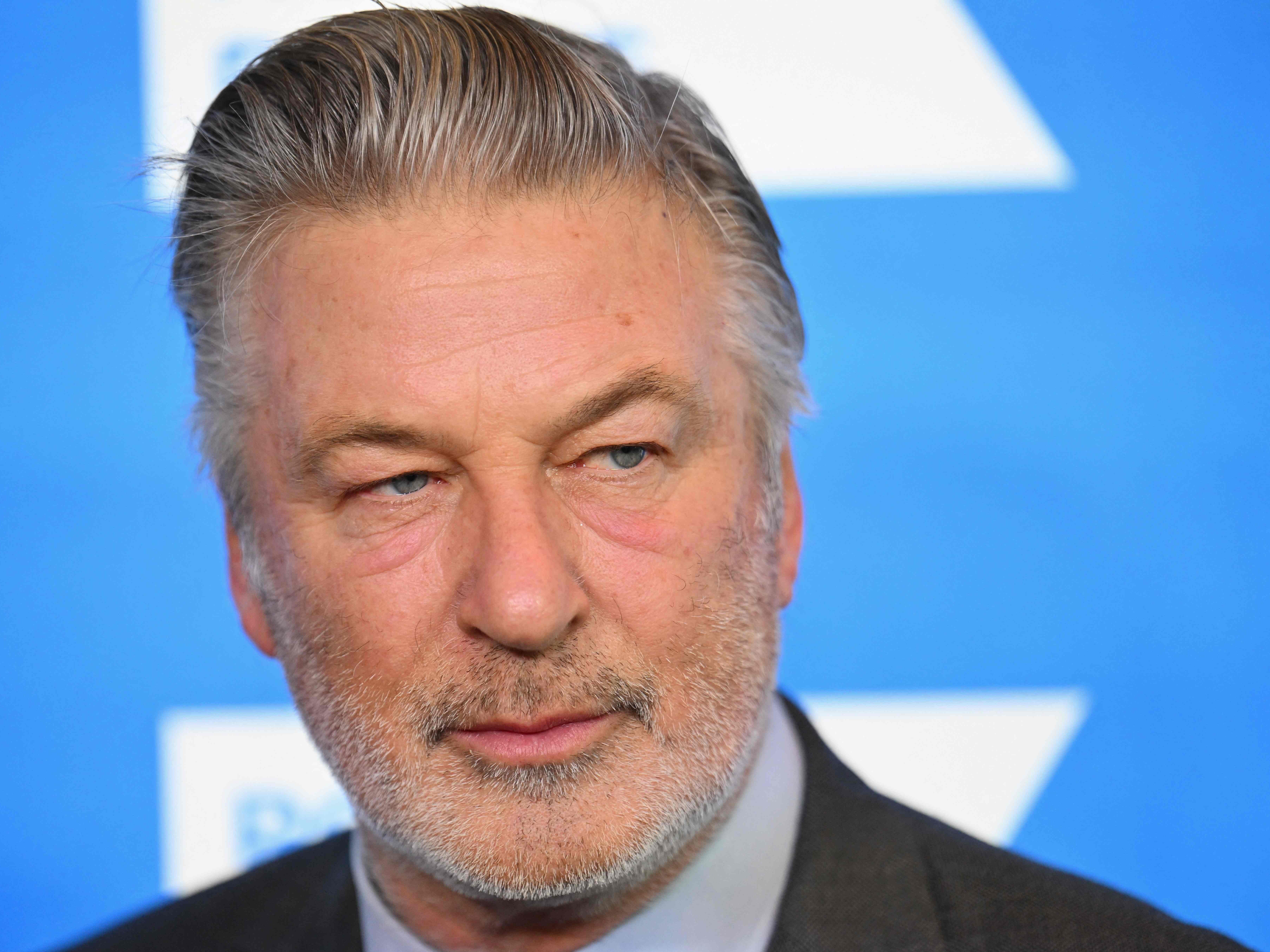 Die Staatsanwaltschaft lässt einen Vorwurf gegen Alec Baldwin fallen.