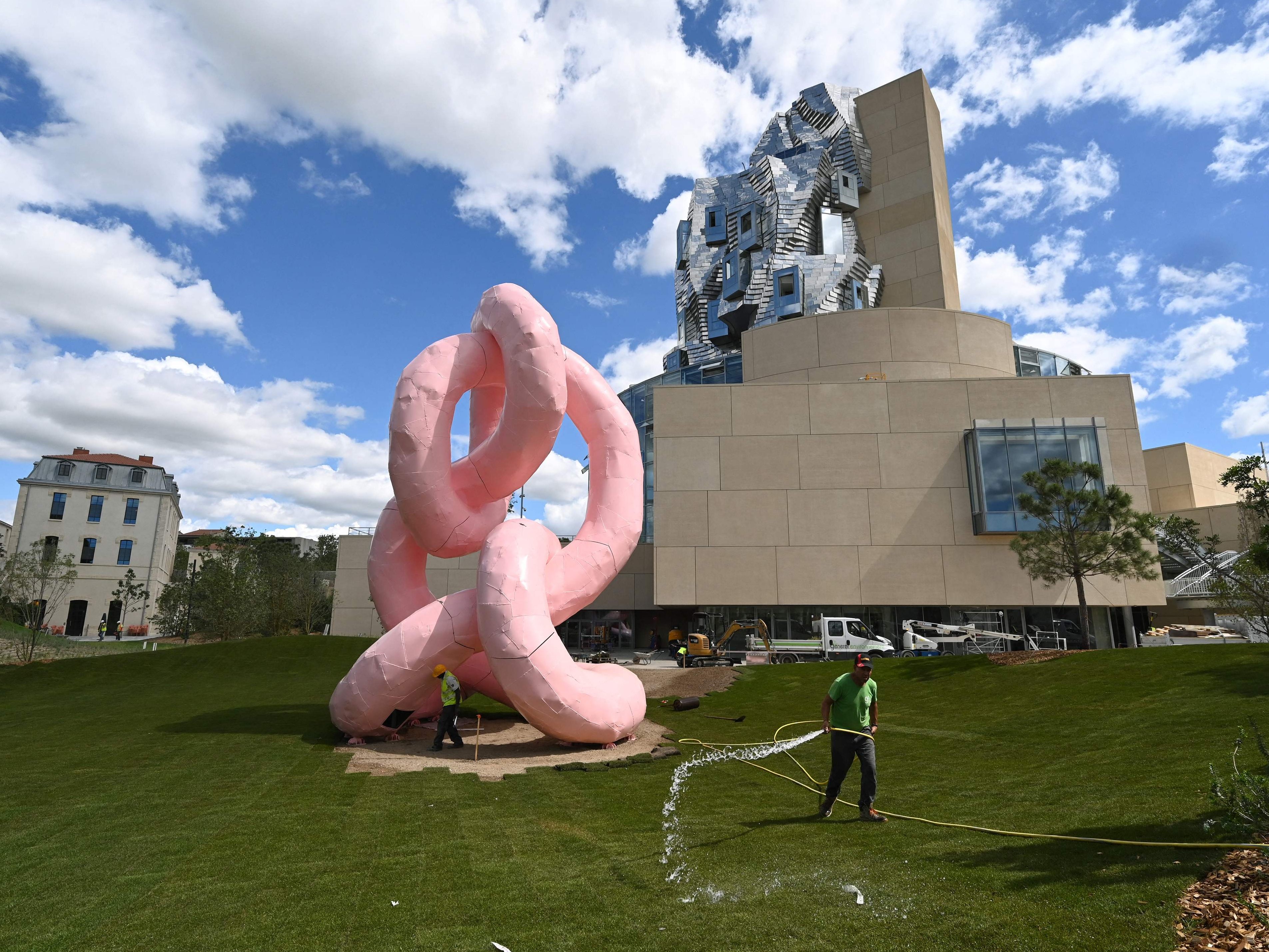 Eine Franz West-Skulptur in Frankreich. Am 2. März wird es eine Ausstellung zu dem österreichischem Künstler in Wien geben.