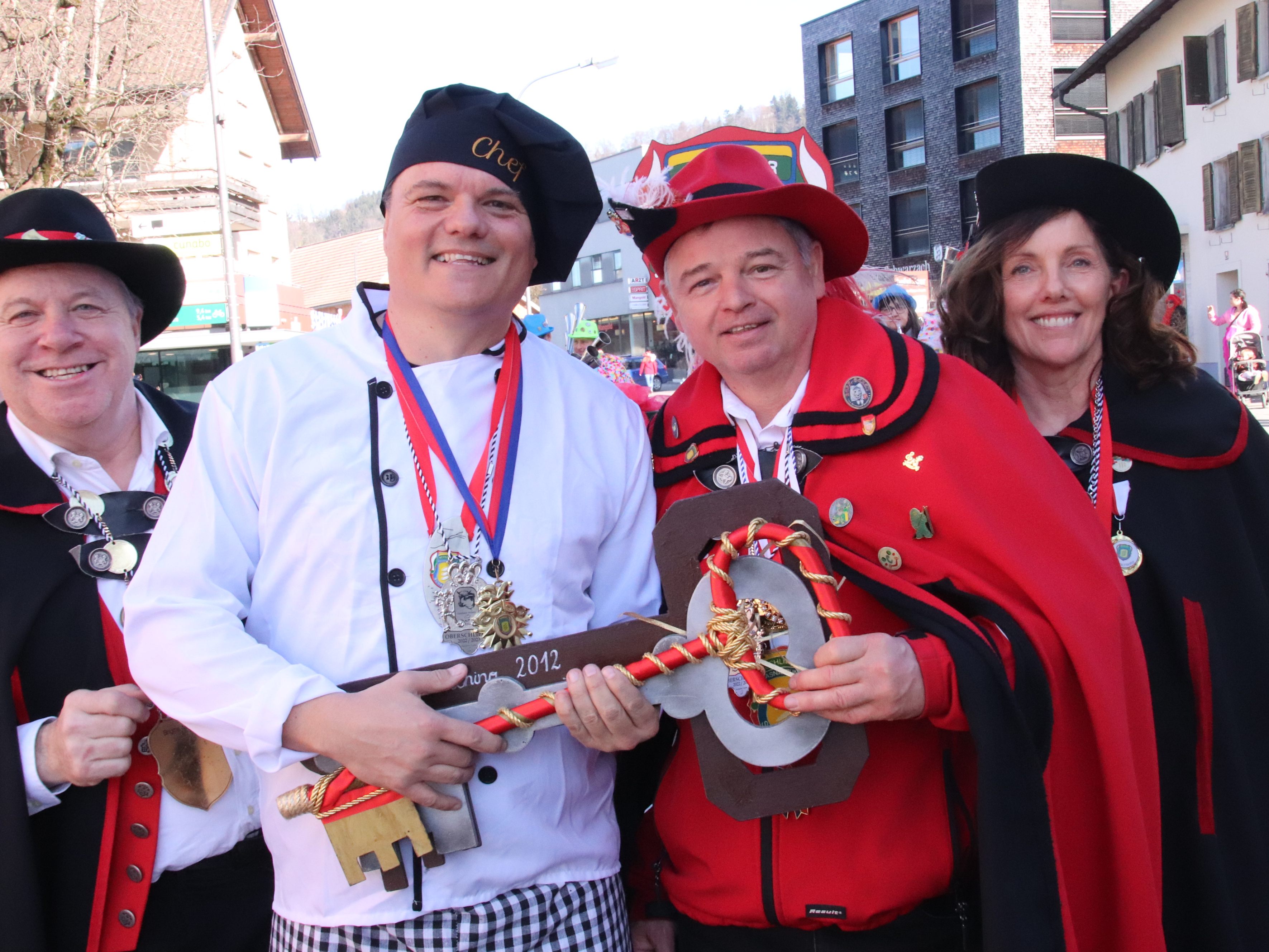 Bgm. Thomas Schierle musste den Gemeindevorsitz an Hanspeter Tauber, René Winkel und Brigitte Mittelberger abgeben.