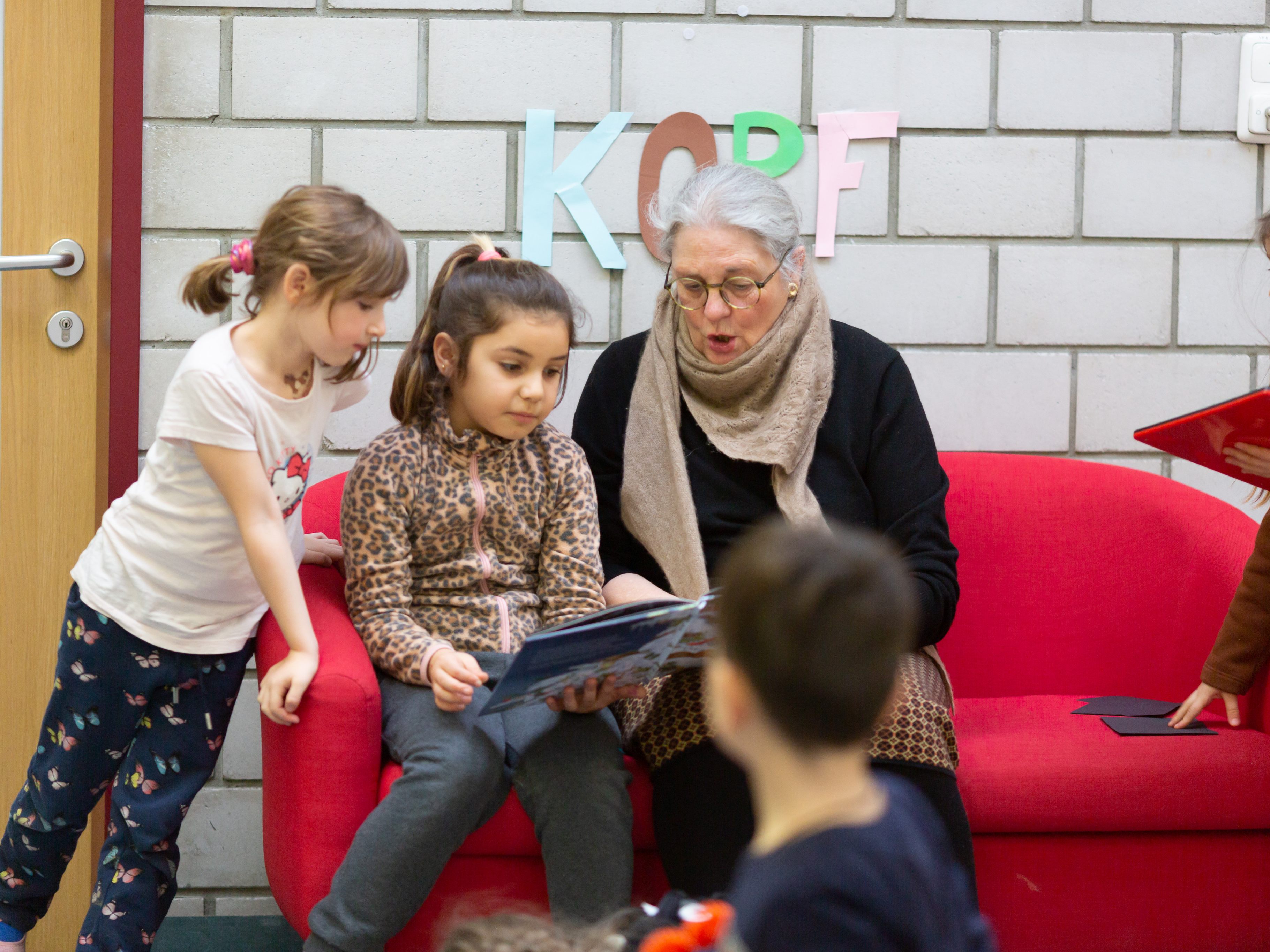 Kinderbuchautorin Antonie Schneider begeistert in der writers:class der Volksschule Rieden Kinderbuchautorin Antonie Schneider begeistert in der writers:class der Volksschule Rieden