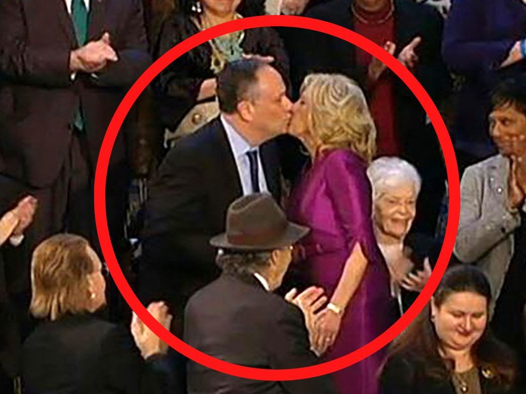Die Begrüßung zwischen Jill Biden (im Bild) und Doug Emhoff hatte ein Küsschen im Gepäck. Die Begrüßung zwischen Jill Biden (im Bild) und Doug Emhoff hatte ein Küsschen im Gepäck.