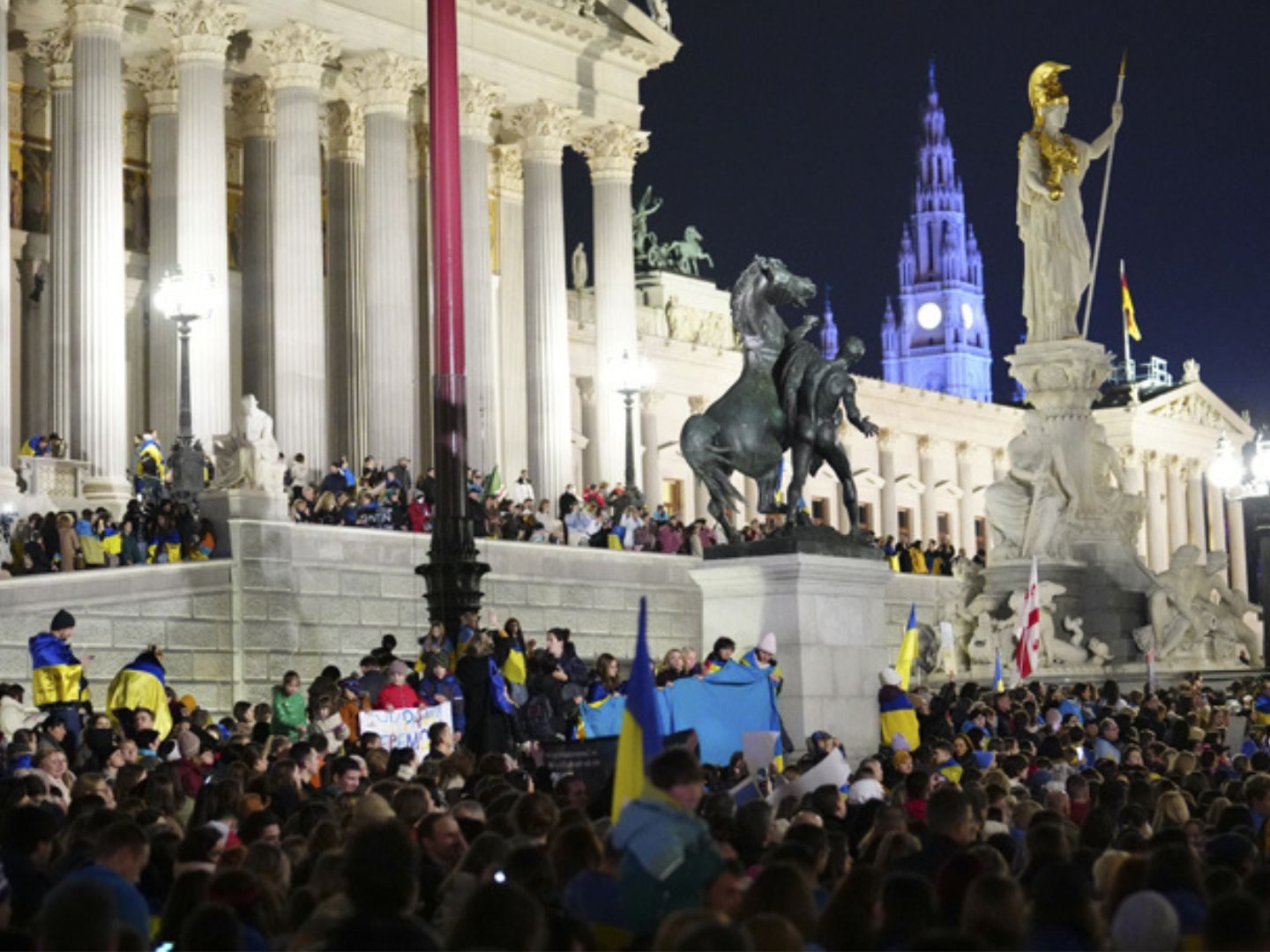 Mit etwa 8.000 Teilnehmern handelte es sich um eine der größten Kundgebungen der ukrainischen Diaspora in Österreich.