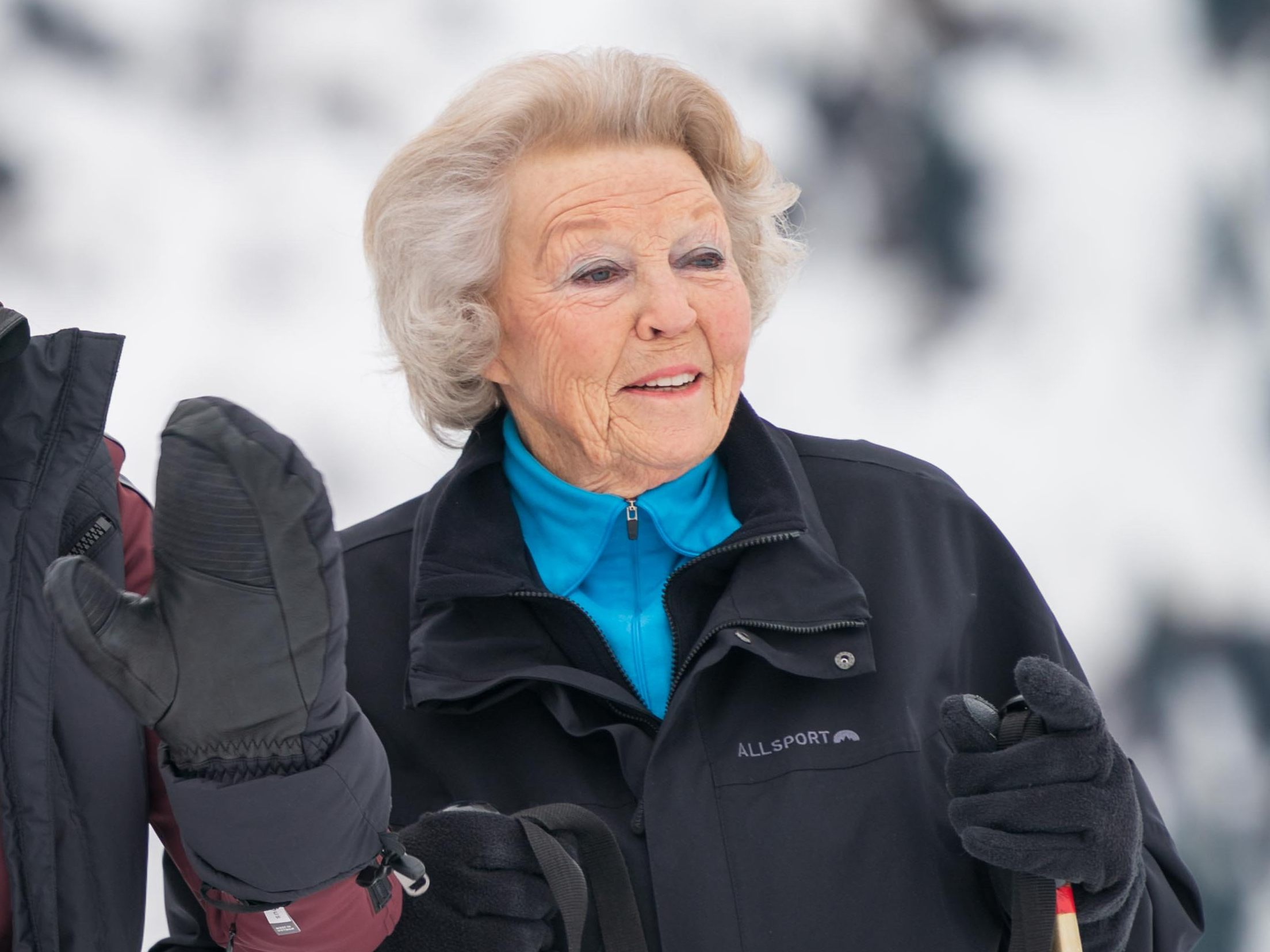 Die 85-Jährige Ex-Königin und nunmehrigePrinzessin (r.) stürzte am Freitag beim Skifahren (Bild aus dem Jahr 2020 mit Königin Maxima). Die 85-Jährige Ex-Königin und nunmehrigePrinzessin (r.) stürzte am Freitag beim Skifahren (Bild aus dem Jahr 2020 mit Königin Maxima).