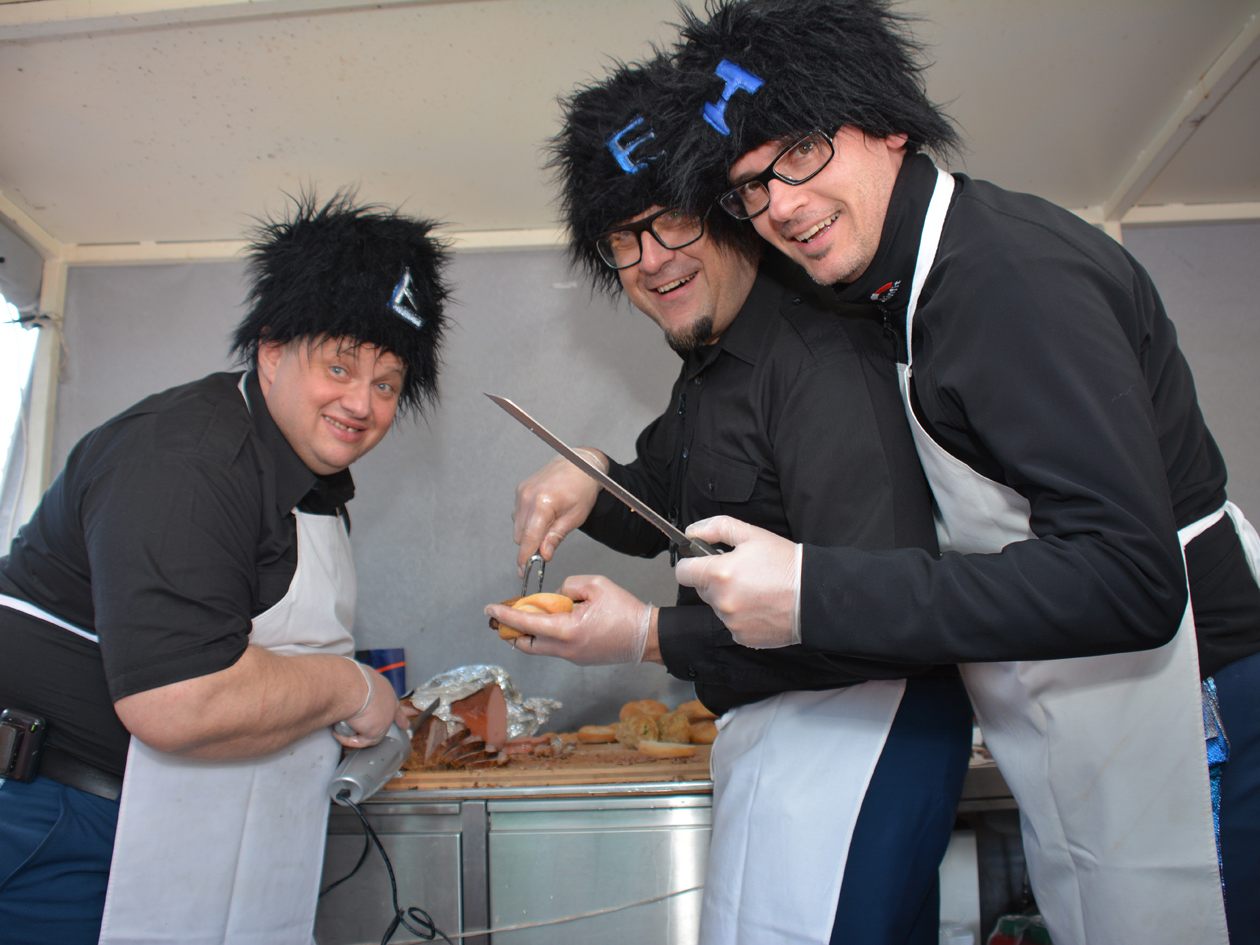 Brauchtum mit Spaß: Bratenstehlen in Hard.