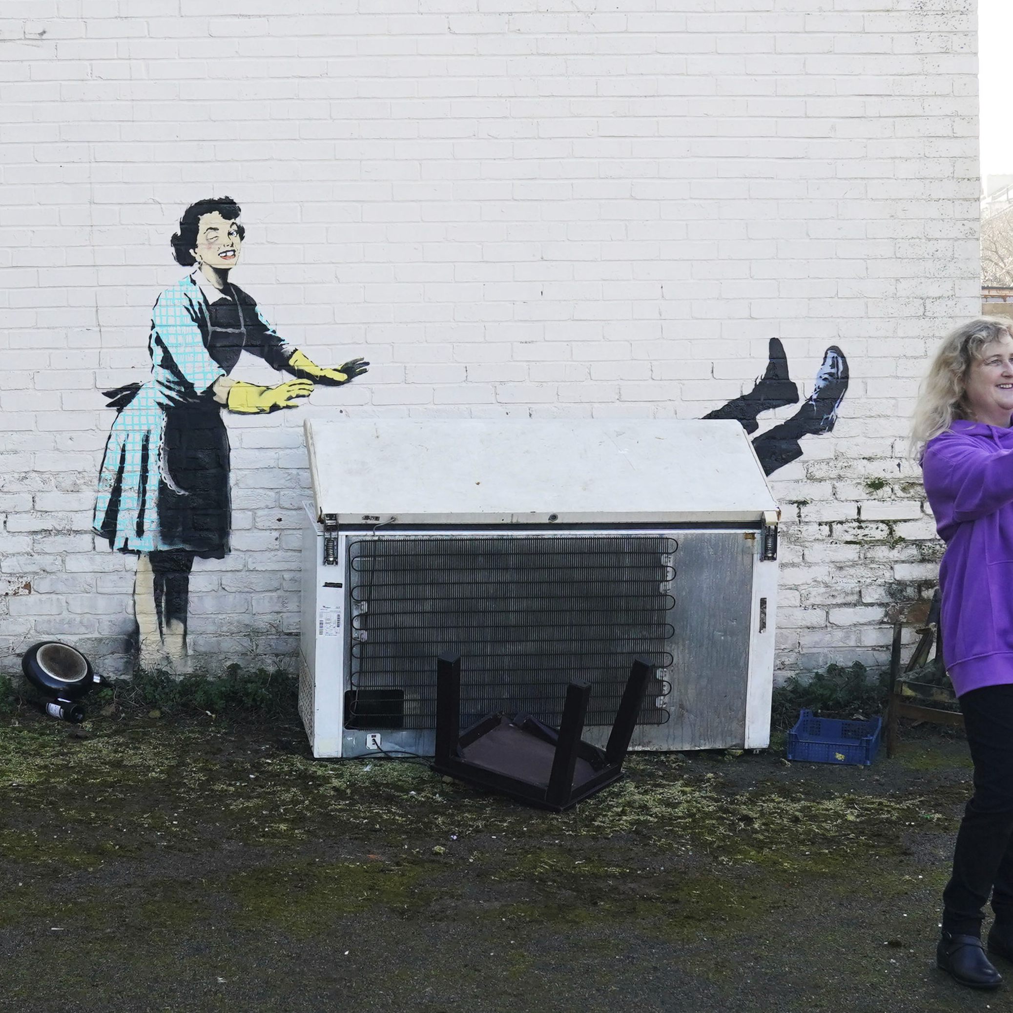 Der Street-Art-Künstler Banksy machte mit seinem neuen Graffiti zum Valentinstag auf häusliche Gewalt aufmerksam.