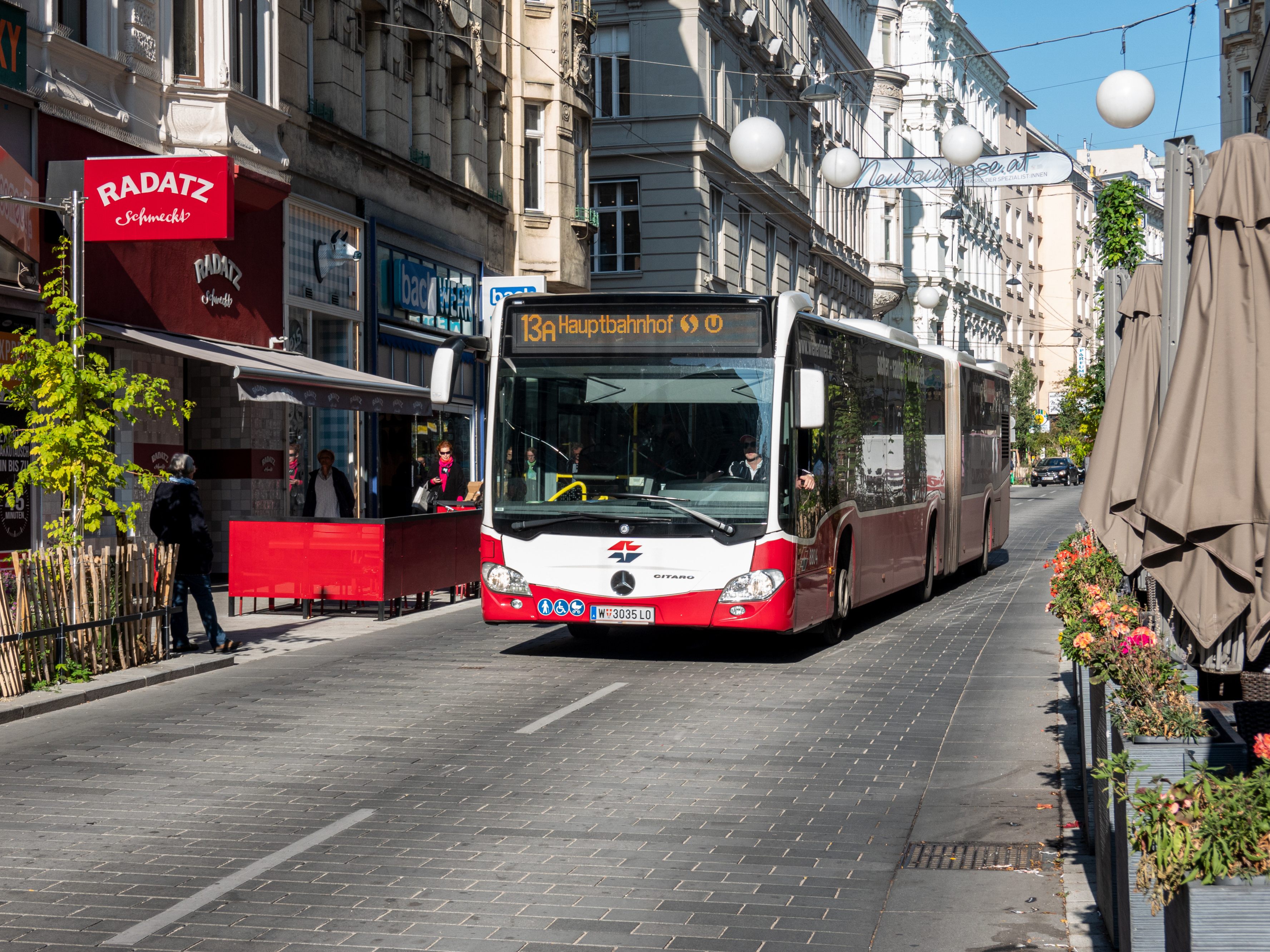 In der Wiener Neubaugasse sind die Busse zu schwer für das neue Pflaster.