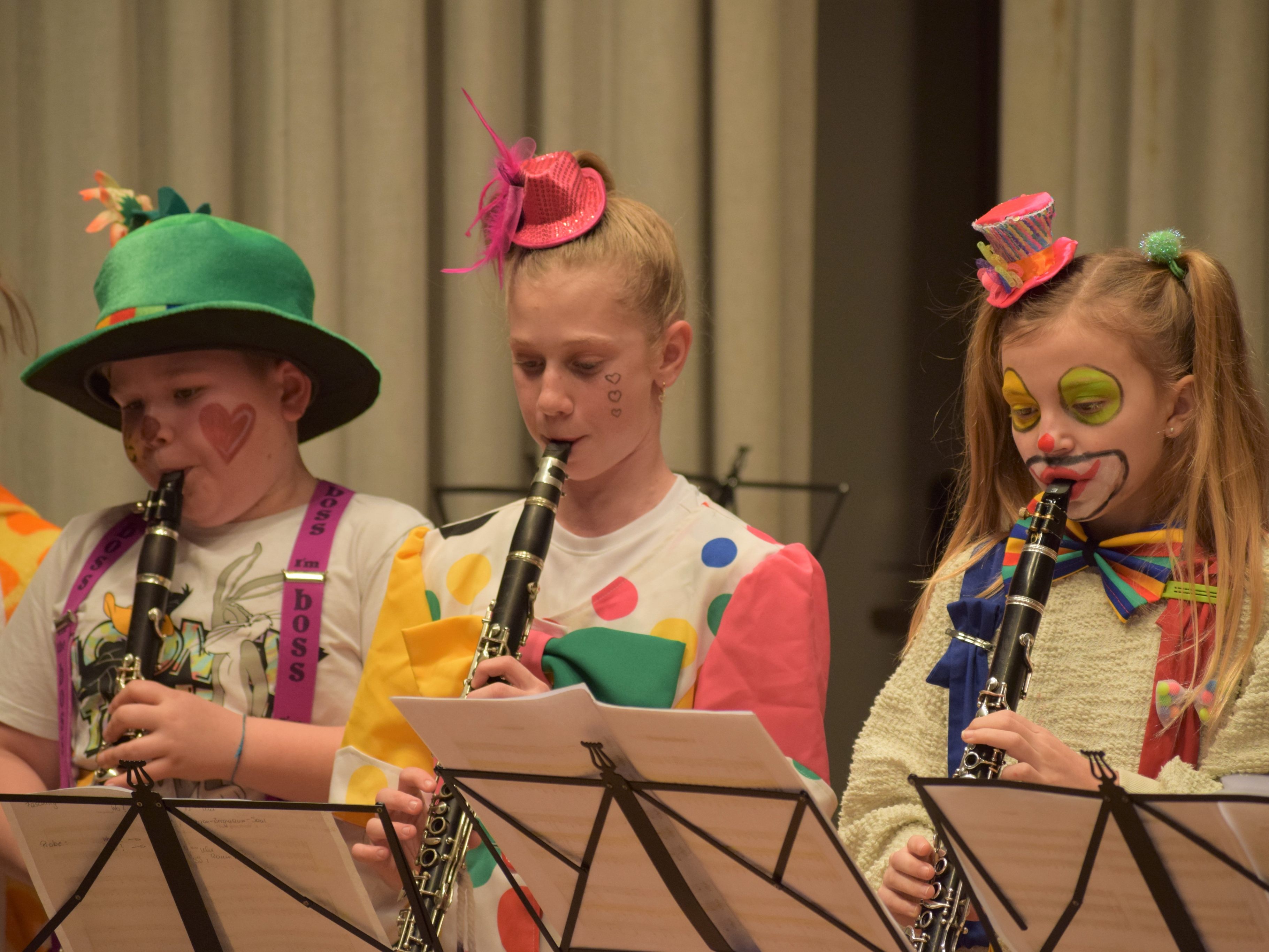 Farbenfrohe Kostüme und fröhliche Musik beim Konzert der Musikschule Bregenzerwald.