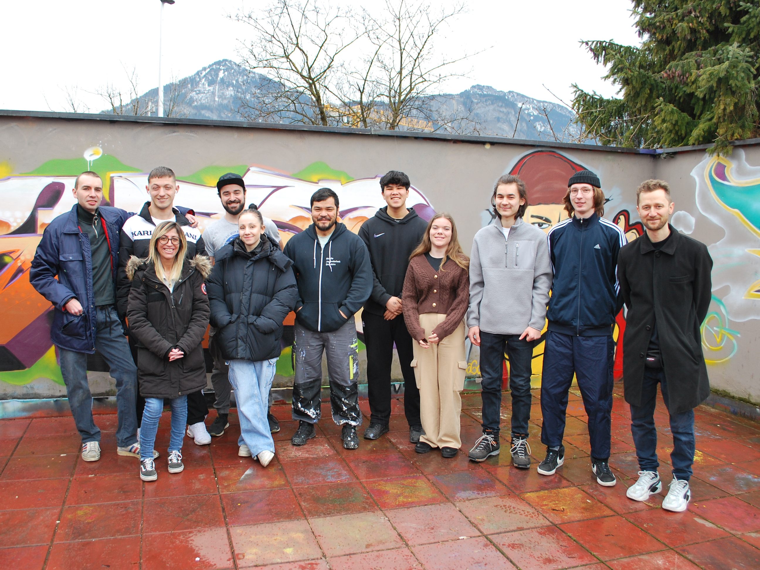 Cihan An (rechts im Bild) freut sich mit seinem Team und Jugendlichen über einen Neustart in der Arena. Cihan An (rechts im Bild) freut sich mit seinem Team und Jugendlichen über einen Neustart in der Arena.