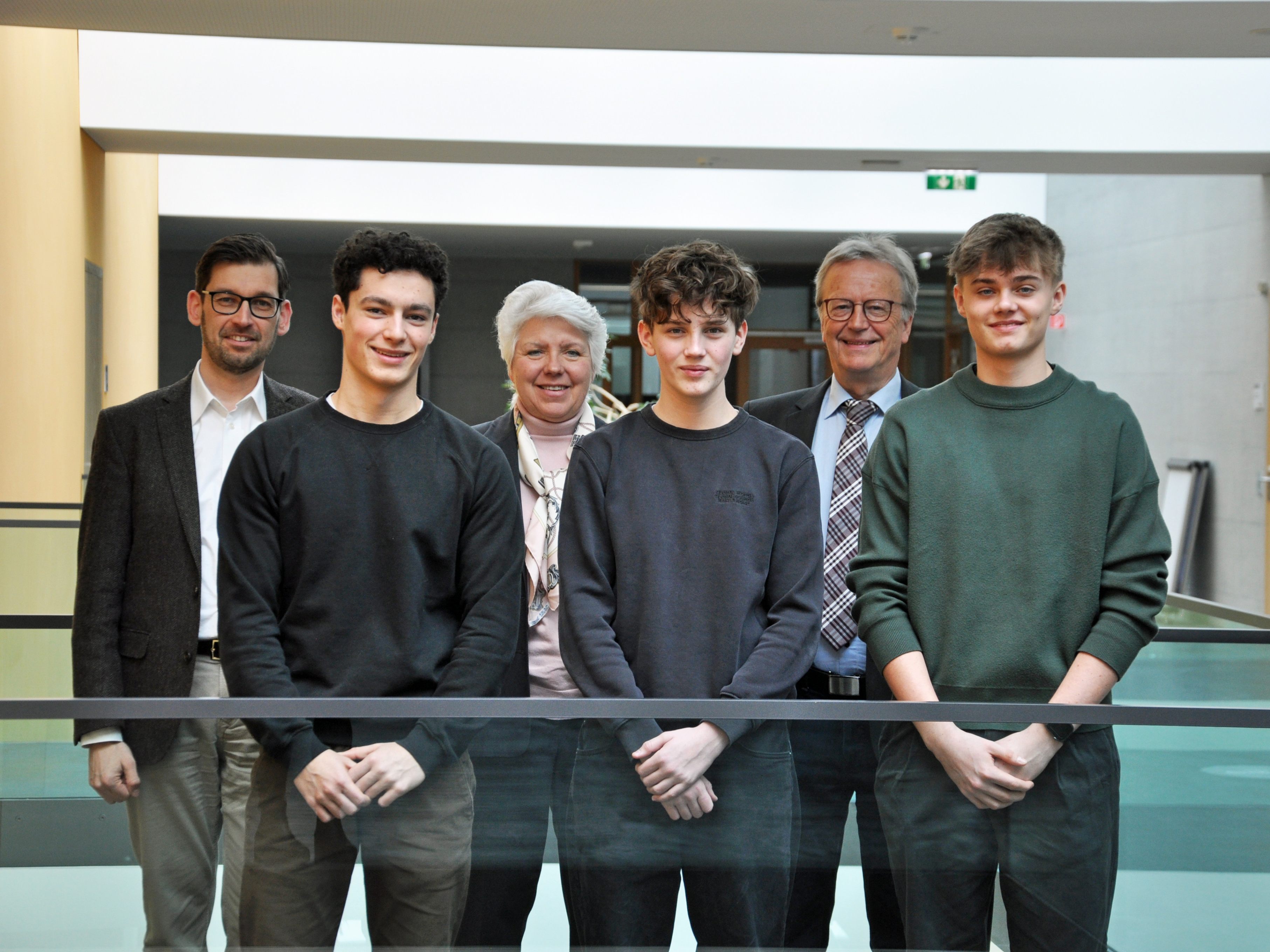 Die Schülerstudenten des BG Dornbirn mit Studiengangsleiter, Dozenten und Gymnasialprofessorin. Die Schülerstudenten des BG Dornbirn mit Studiengangsleiter, Dozenten und Gymnasialprofessorin.