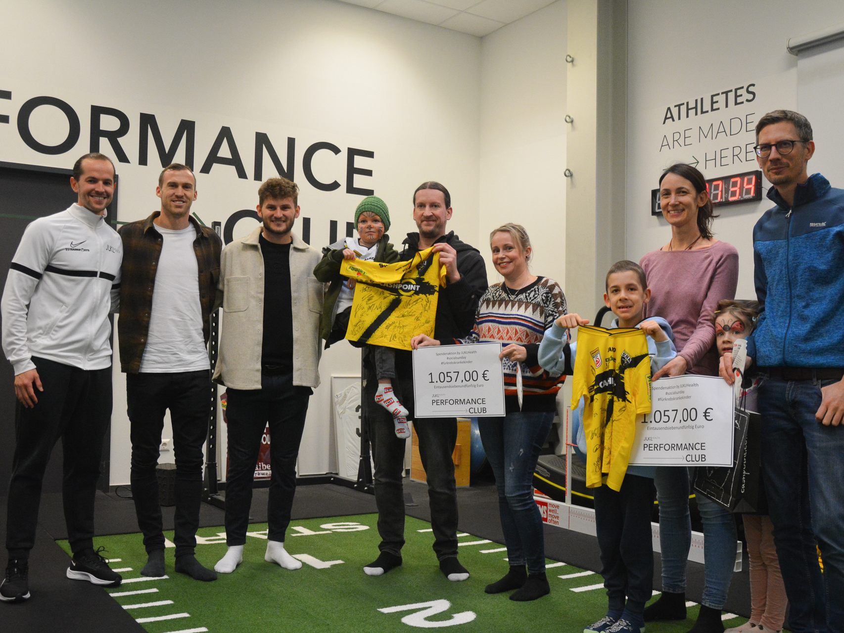 Julian Kleinheinz (links) konnte mit seiner bewegten Spendenaktion auf Instagram zwei Familien von krebserkrankten Kindern finanziell unterstützen. Julian Kleinheinz (links) konnte mit seiner bewegten Spendenaktion auf Instagram zwei Familien von krebserkrankten Kindern finanziell unterstützen.