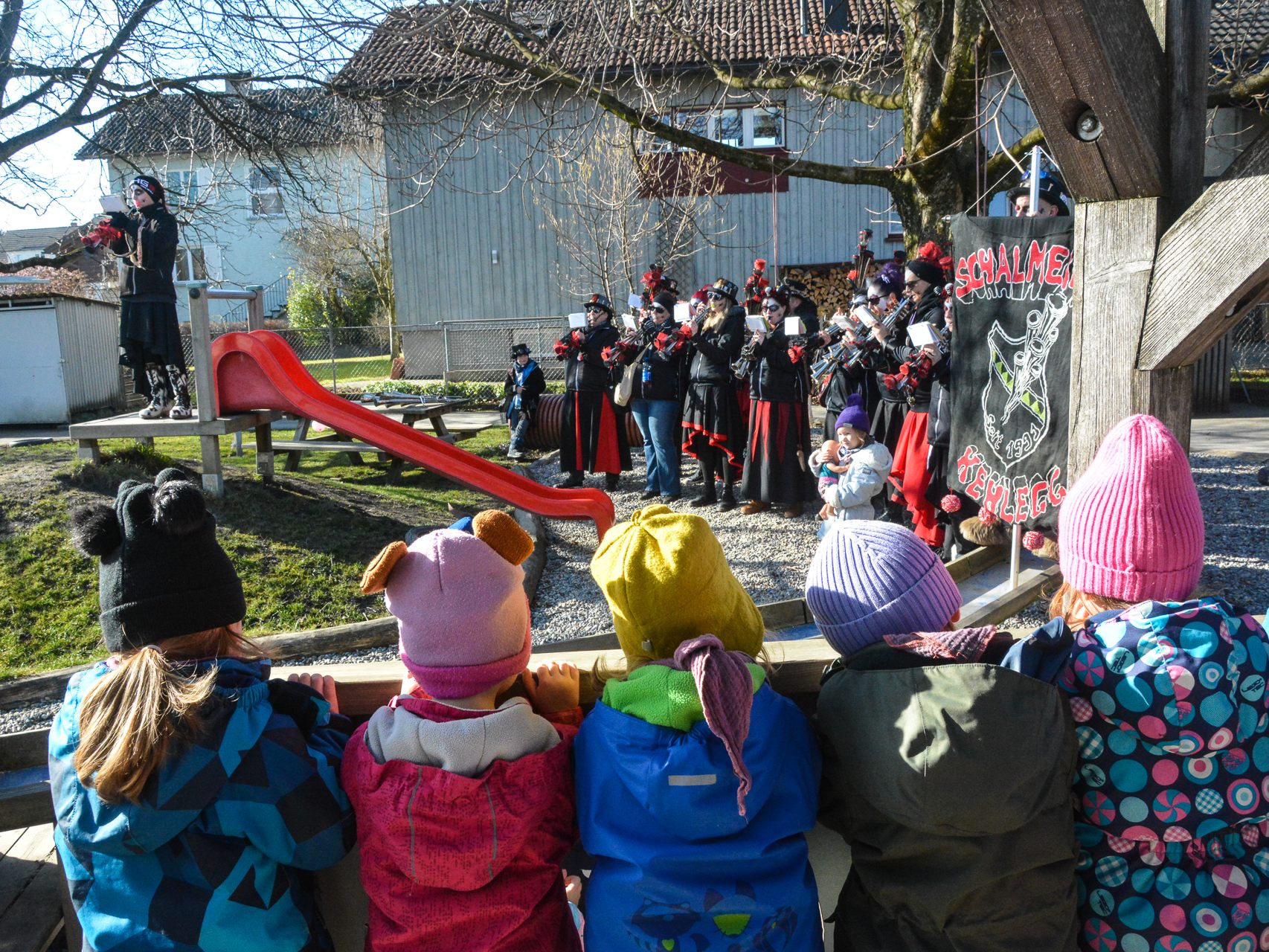 Am Faschingsdienstag besuchte der Schalmeienzug Kehlegg unter anderem den Zwergengarten Montfort.