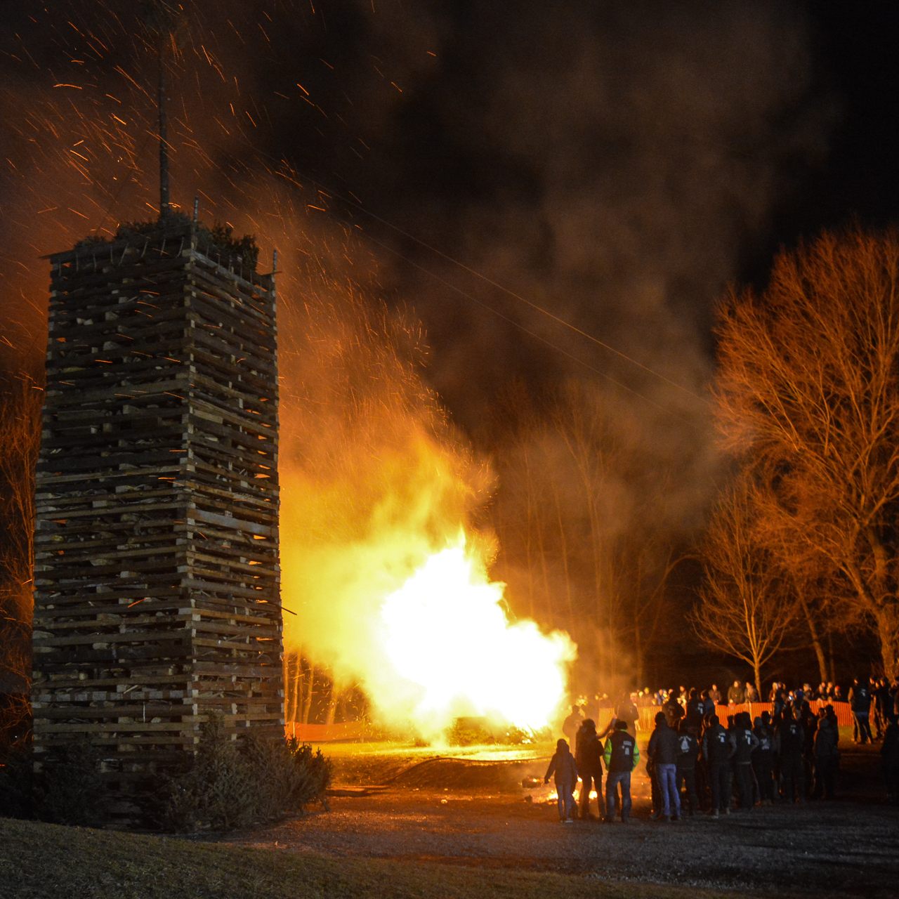 Beim Mühlebacher Funken brannte lediglich der Kinderfunken. Aufgrund des Windes musste das Abbrennen des großen Funkens auf nächsten Samstag verschoben werden.