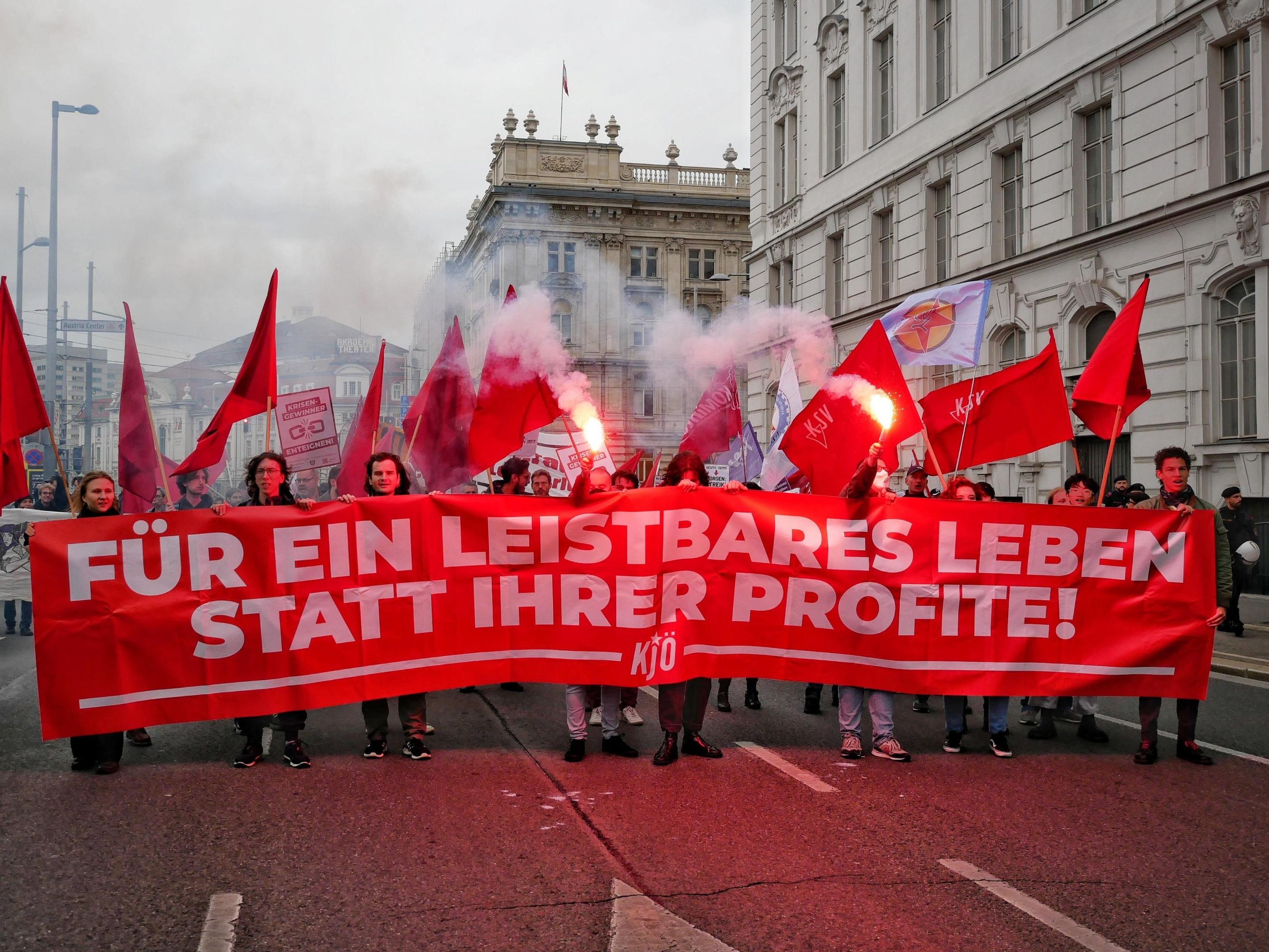 Die Opernball-Demo in Wien findet unter dem Motto: "Eat the Richt" statt. Die Opernball-Demo in Wien findet unter dem Motto: "Eat the Richt" statt.