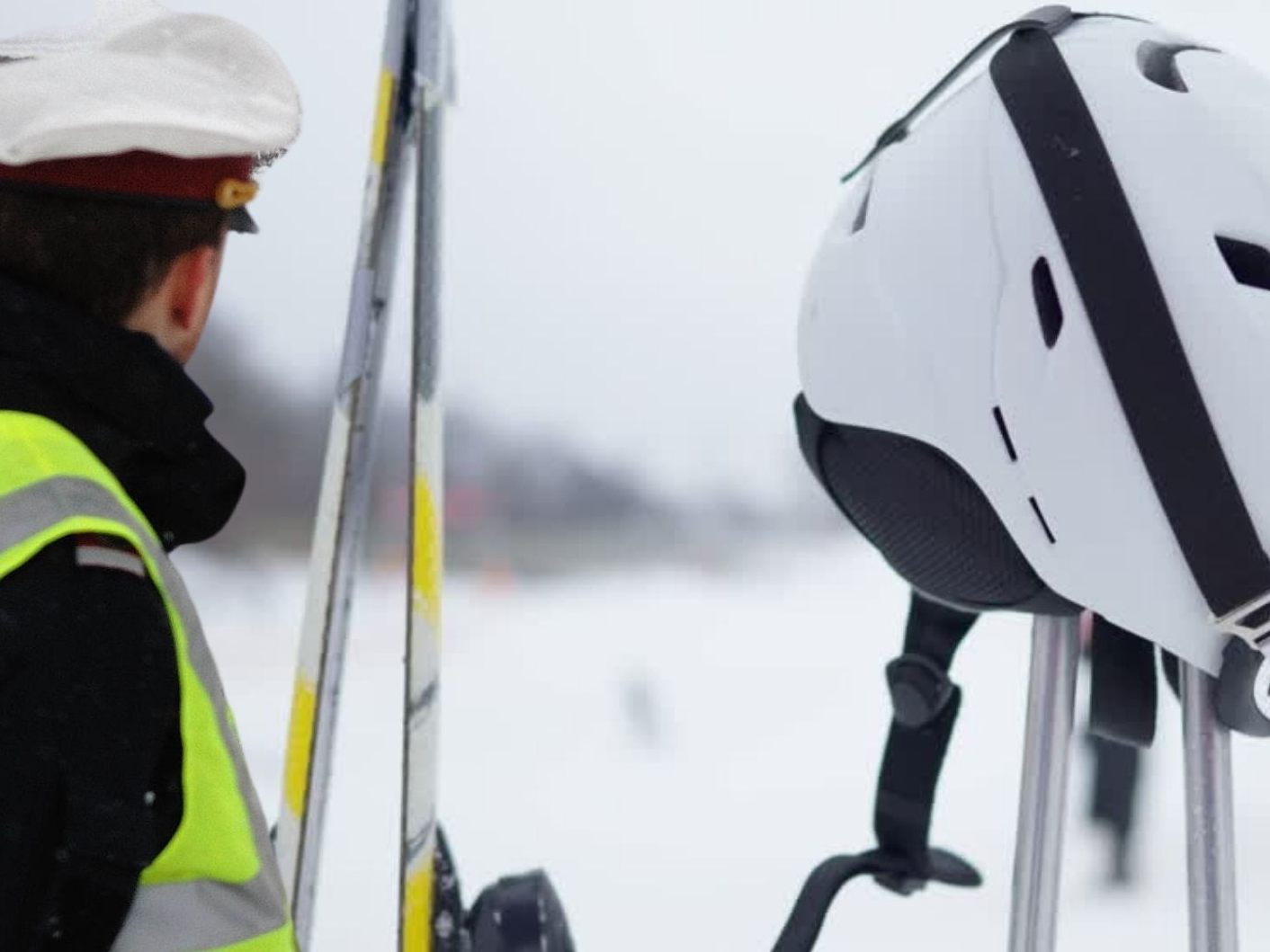 Eine Skifahrerin wurde bei dem Unfall schwer verletzt, die zweite beging Fahrerflucht. Eine Skifahrerin wurde bei dem Unfall schwer verletzt, die zweite beging Fahrerflucht.