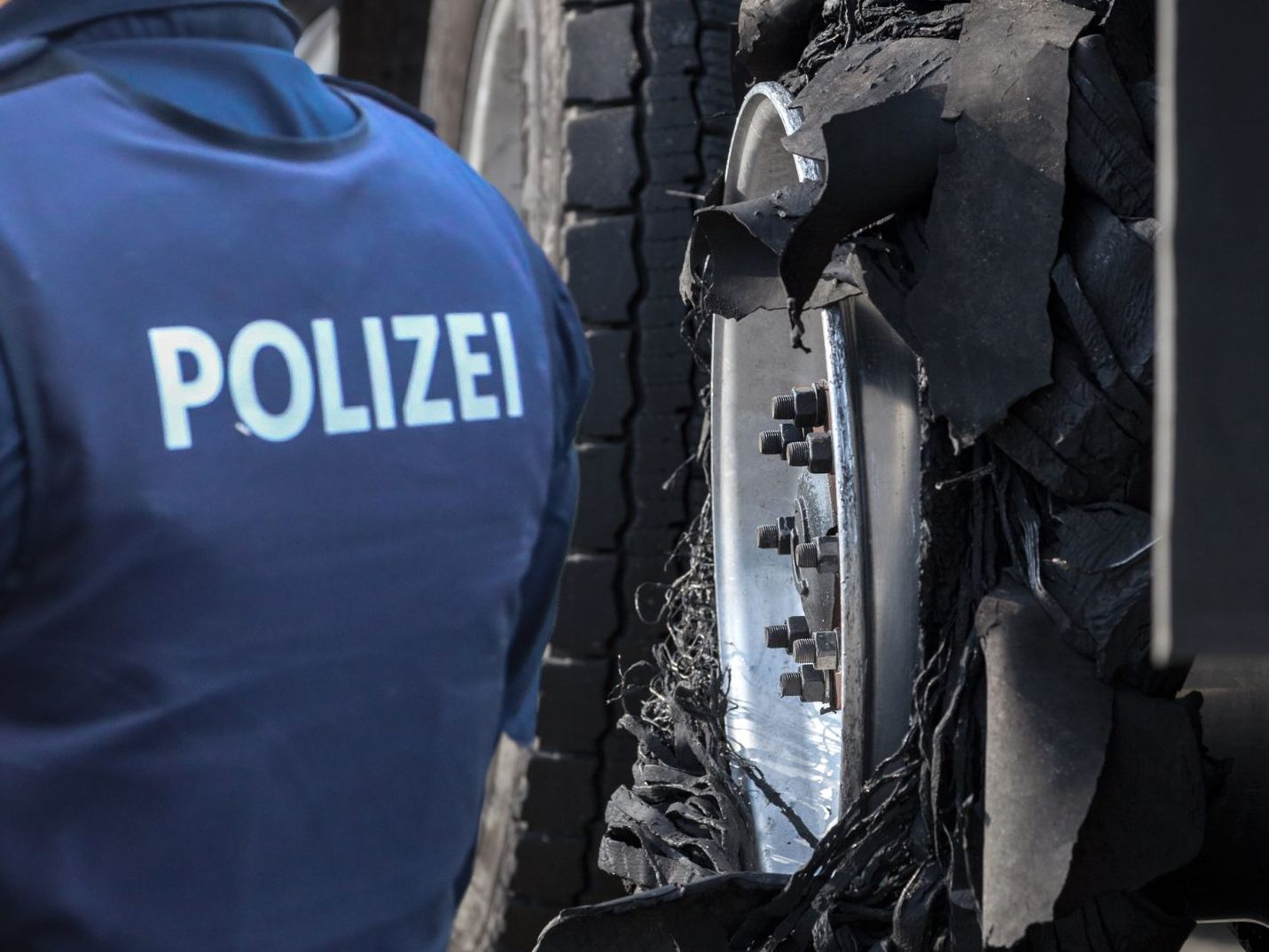 Auslöser für den Unfall war ein geplatzter Reifen.