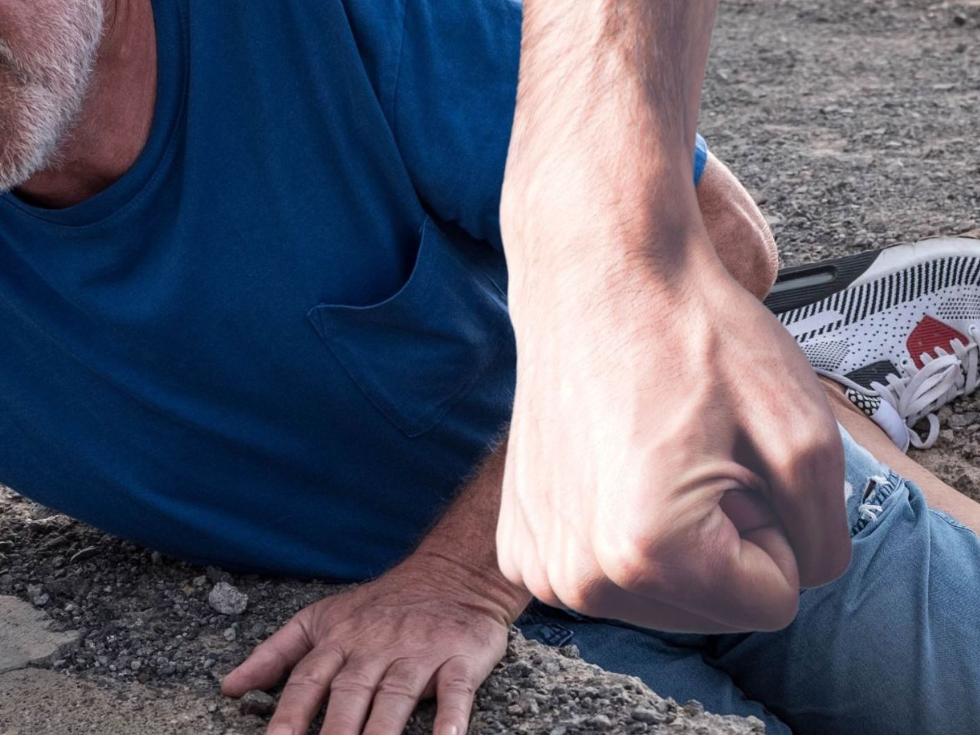 Der Pkw-Lenker warf den 70-Jährigen zu Boden.