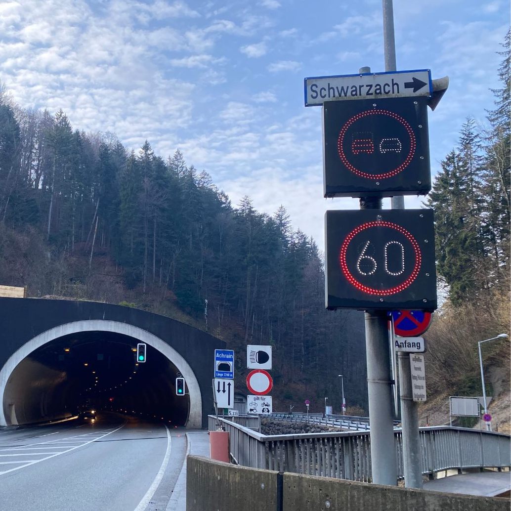 Beidseitiger Blitzer und Temporeduktion beim Achraintunnel-Portal.